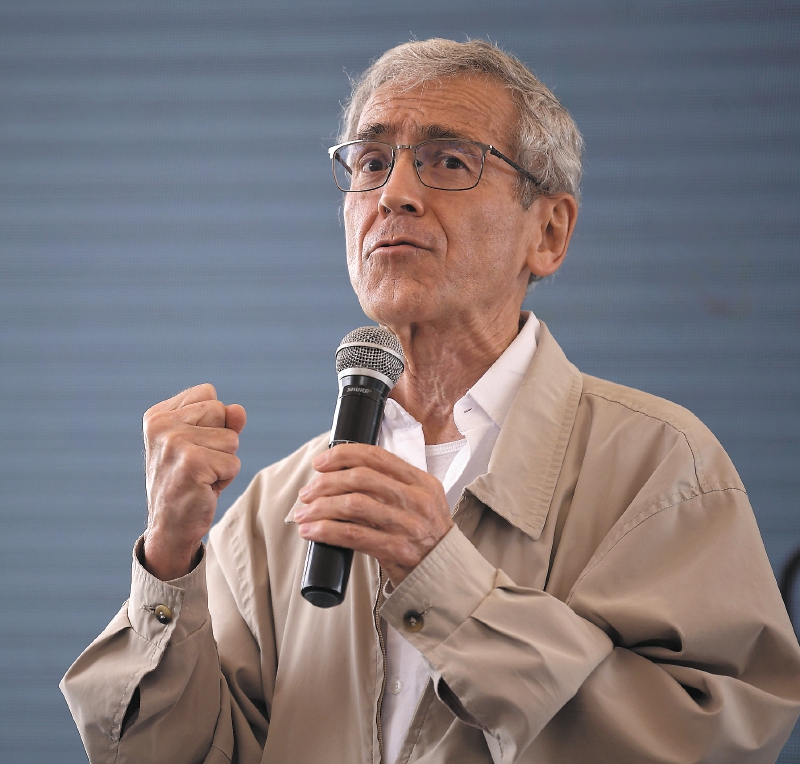 “Me hubiera gustado avanzar más con los militares”: De Roux