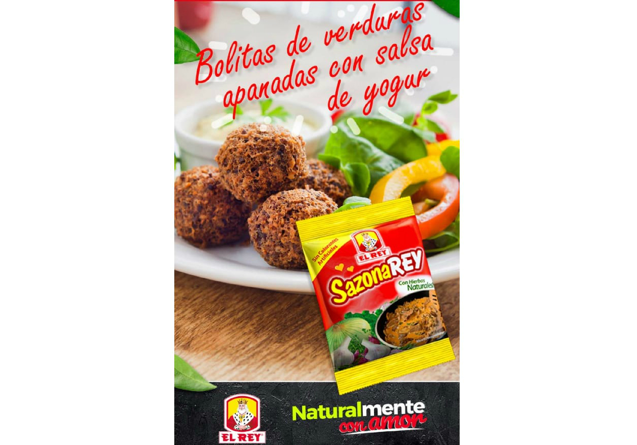 Mezclar el yogur, el SazonaRey y reservar en la nevera.Dorar la cebolla en el aceite de oliva, agregar el SazonaRey, la zanahoria, el calabacín y el azúcar. Dejar caramelizar por tres minutos.Triturar los garbanzos y mezclar con lo anterior. Se amasan bolitas y se pasan por el huevo y el pan rallado. Freír y servir con salsa.