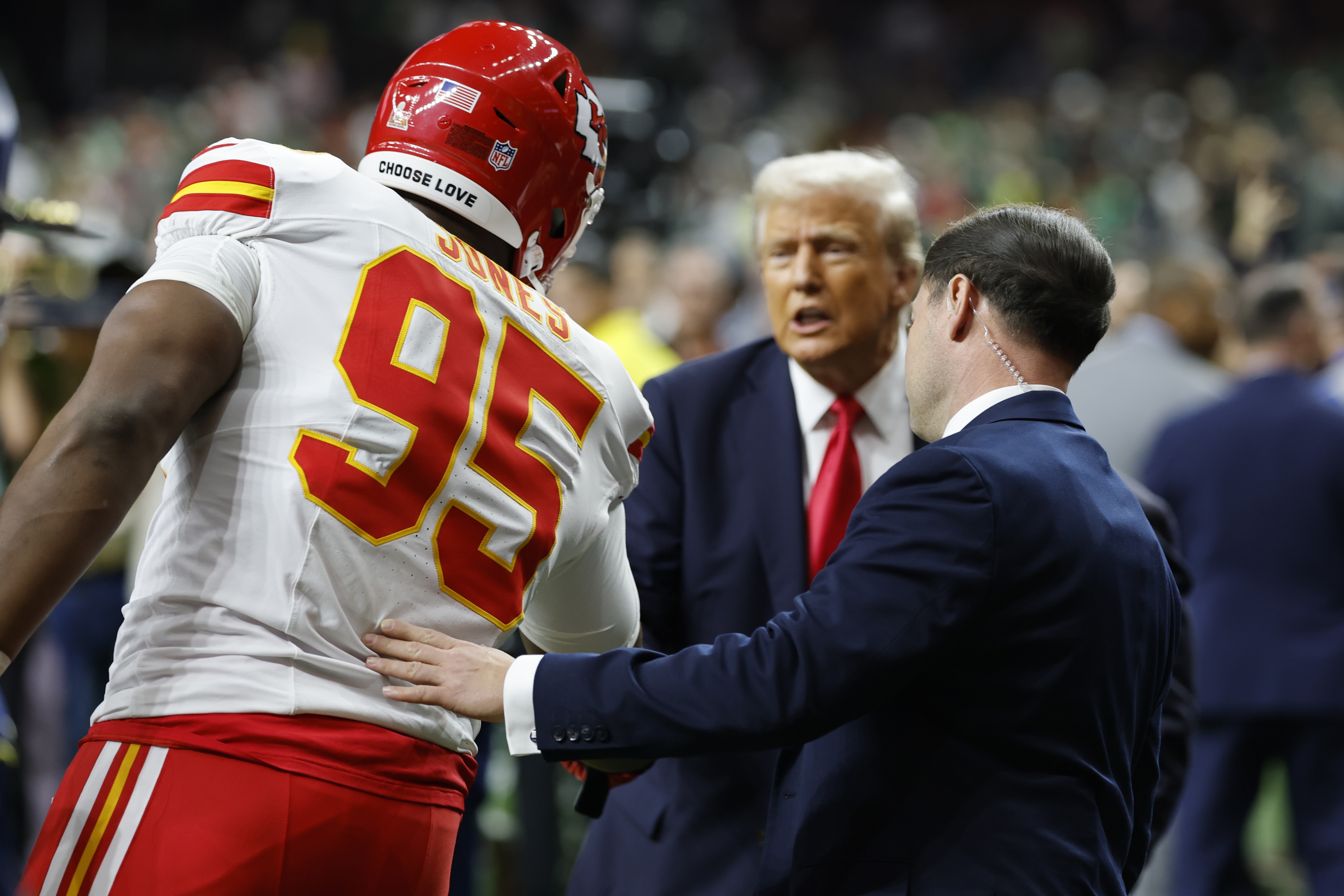 Trump, primer presidente de EE. UU. en un Super Bowl: saludó a víctimas del 1.° de enero