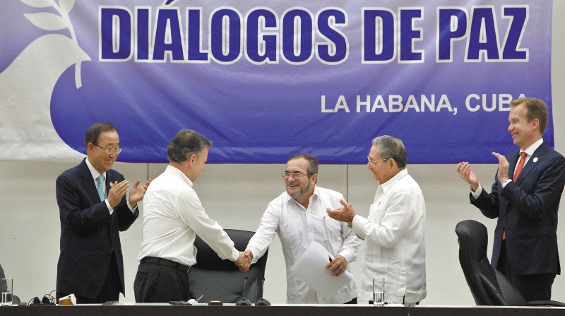 Este apretón de manos, el primero entre el presidente Juan Manuel Santos y Rodrigo Londoño, se dio en La Habana el 23 de junio 2016.