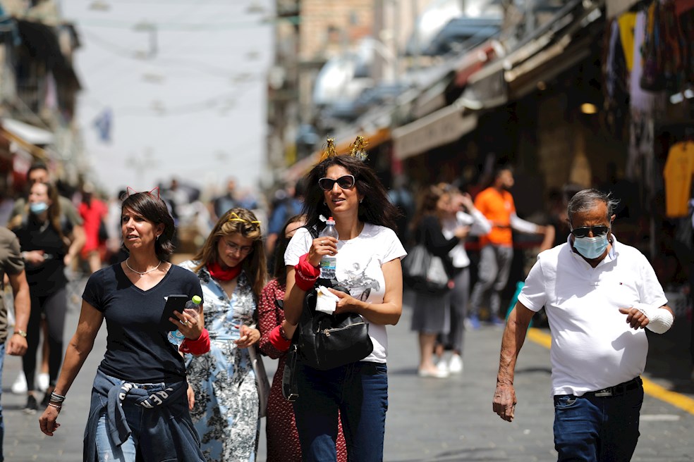 Sin grandes restricciones, con una reapertura casi total y un ambiente que recuerda a los tiempos previos a la pandemia, muchos israelíes salieron hoy a la calle sin la mascarilla puesta, con el optimismo de sentir que siguen dejando atrás la pandemia tras una veloz vacunación que llevó a un descenso sostenido de la morbilidad.