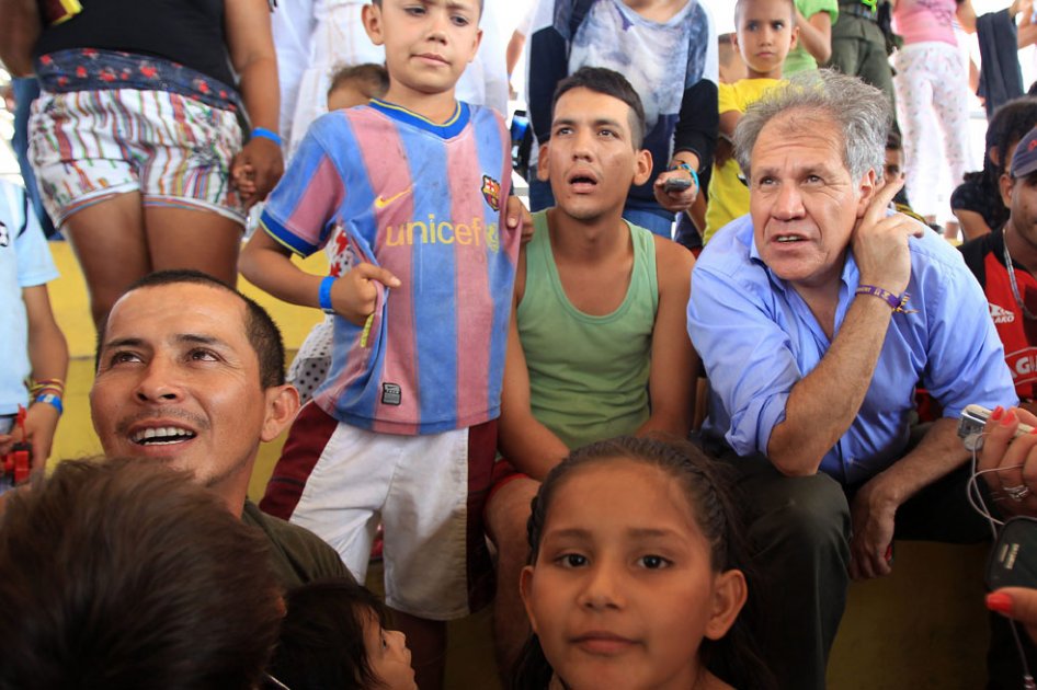 Colombianos deportados de Venezuela manifiestan su drama a secretario de la OEA