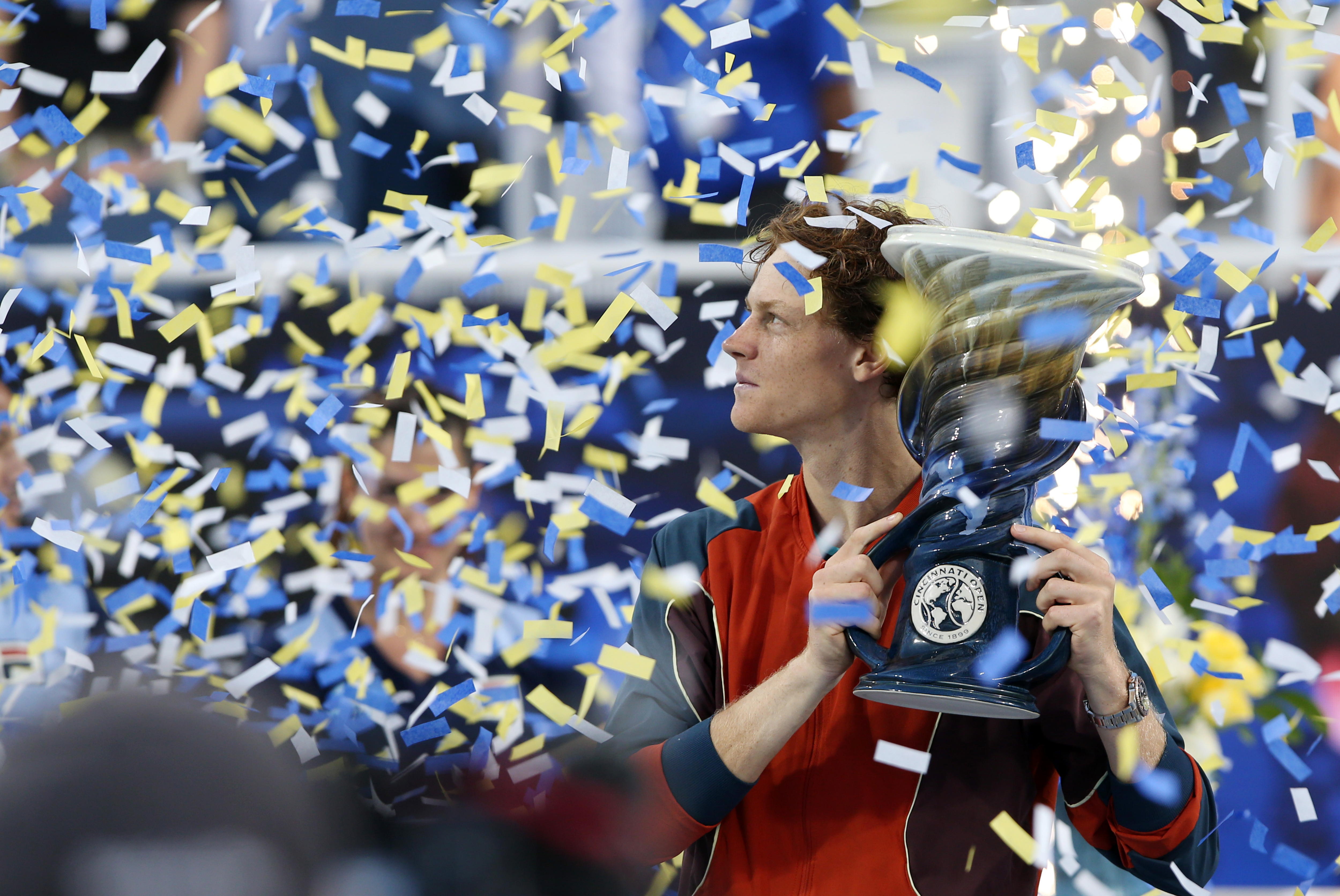 Mason (United States), 19/08/2024.- Jannik Sinner of Italy holds his winner's trophy after defeating Frances Tiafoe of the United States during the finals of the Cincinnati Open in Mason, Ohio, USA, 19 August 2024. (Tenis, Francia, Italia, Estados Unidos) EFE/EPA/MARK LYONS