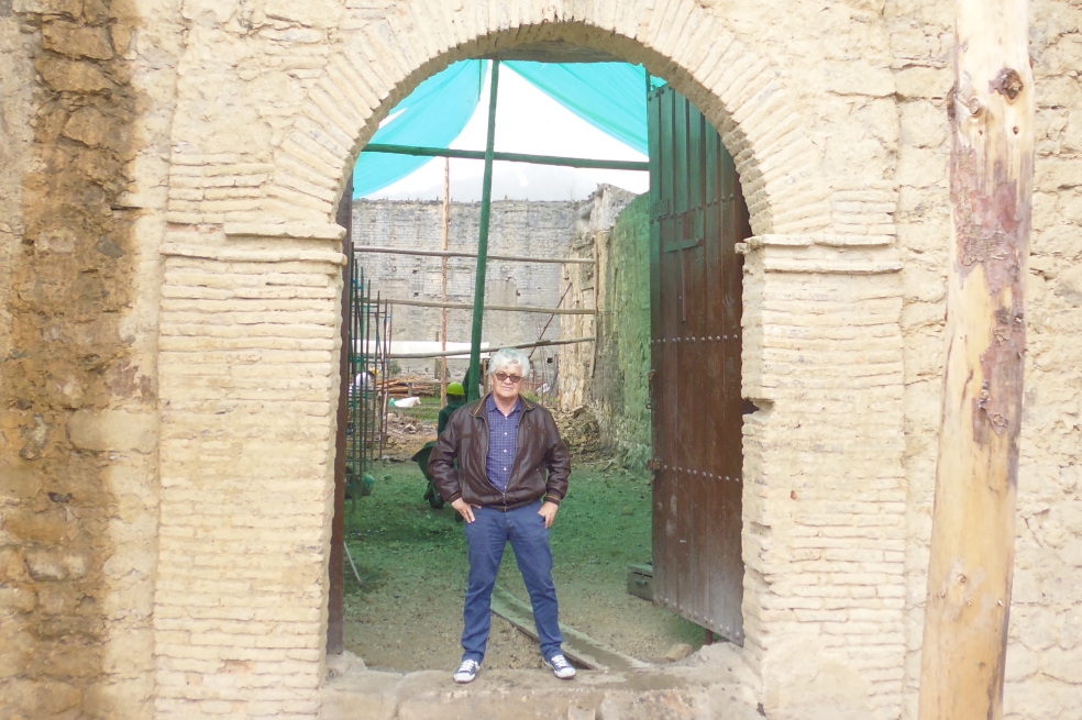 El arquitecto Edgardo Bassi cuando el templo doctrinero de Tausa era una ruina. / Cortesía archivo particular