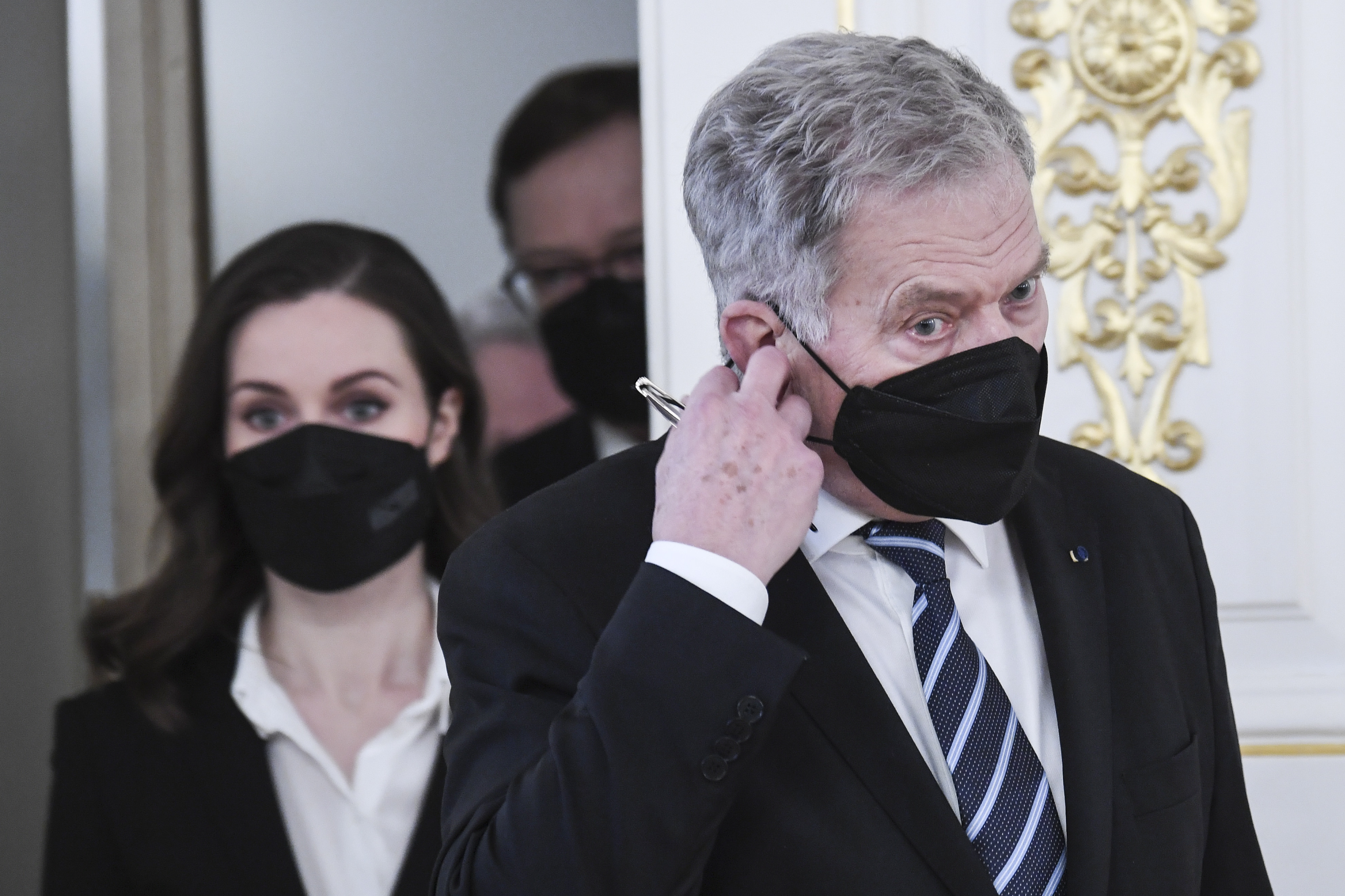 Helsinki (Finland), 24/02/2022.- Finland's President Sauli Niinisto (R) and Prime Minister Sanna Marin at press conference in the Presidential Palace in Helsinki, Finland, 24 February 2022. The Finnish president condemns the Russian attack on Ukraine, and calls this 'an attack on the entire European security order'. (Atentado, Finlandia, Rusia, Ucrania) EFE/EPA/KIMMO BRANDT