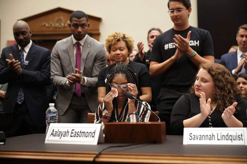 Víctimas de Parkland proponen vetar fusiles de asalto a un año de la tragedia