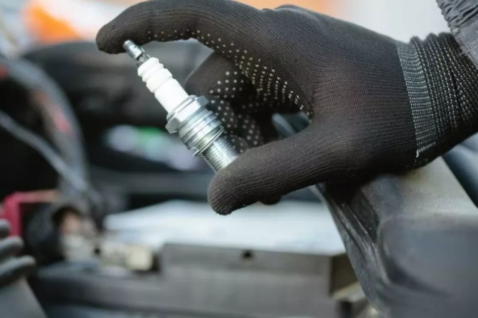 ¿Cuándo cambiar las bujías del carro y qué síntomas indican que deben reemplazarse?