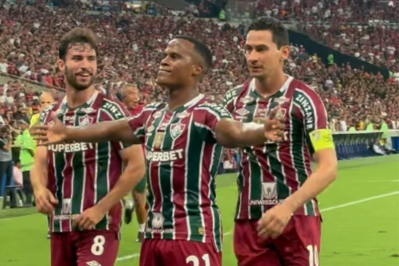El colombiano Jhon Arías (centro) anotó en la victoria de Fluminense sobre Flamengo.