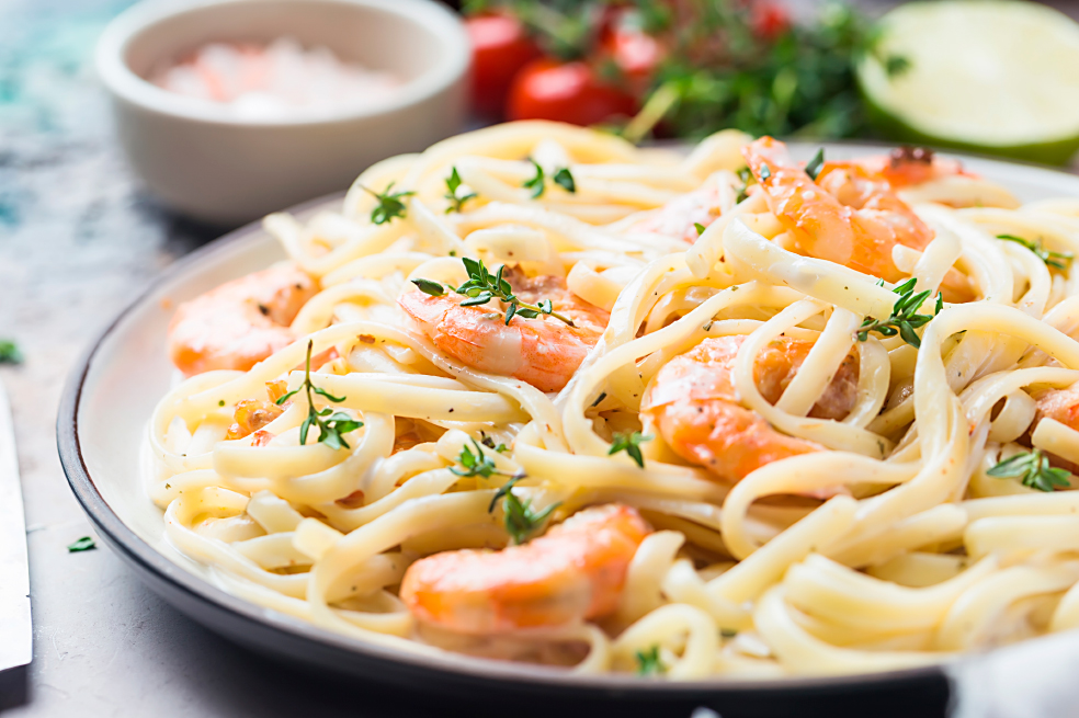 Prepara una deliciosa pasta con camarones en crema de leche