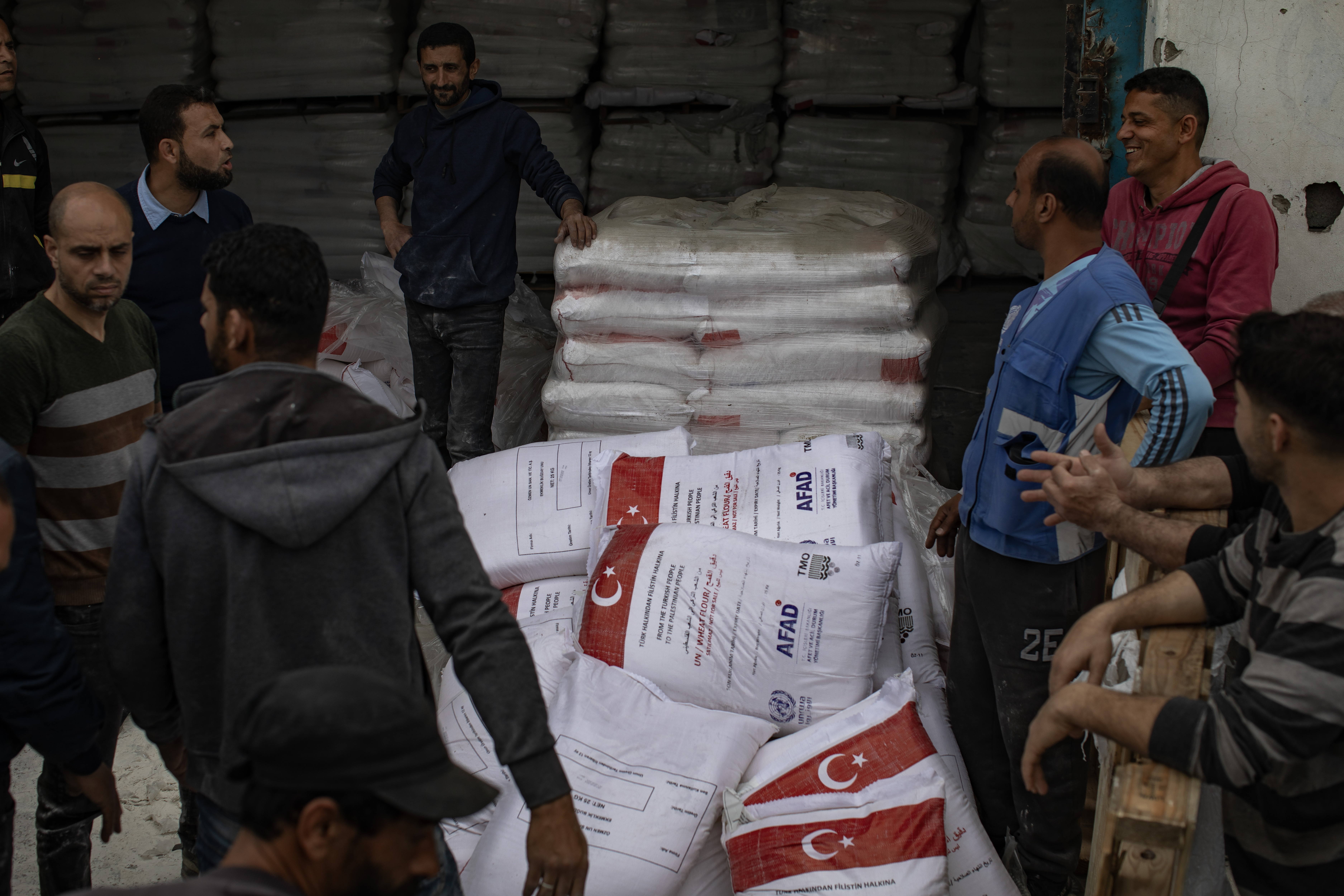 Ataques en Gaza mientras se espera por comida: van 3.000 heridos y  390 muertos