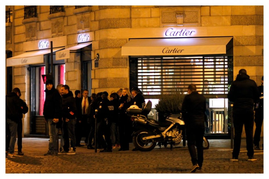 Durante más de una hora, los dos presuntos ladrones, armados, se atrincheraron en ese establecimiento del distrito 15 de la capital y tomaron como rehén a una persona, indicaron fuentes policiales.