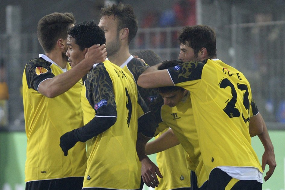 Sevilla, con Carlos Bacca, ganó y clasificó como primero del grupo H