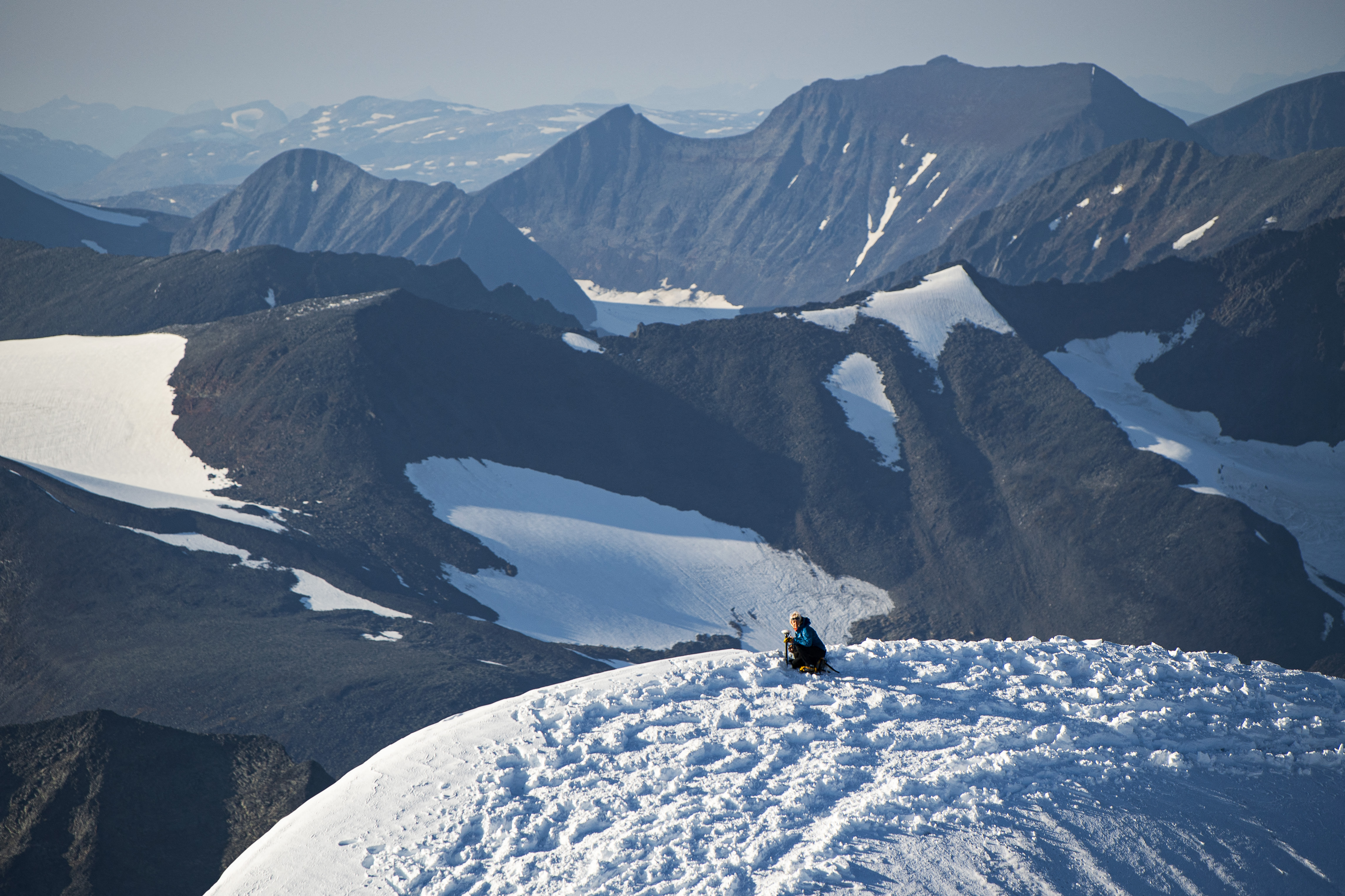 Estudios recientes revelan que el calentamiento en el Ártico es tres veces más rápido que en el resto del planeta. Ninis Rosqvist, glacióloga, ha dedicado décadas investigando el glaciar en la cumbre sur y en 35 años lo ha visto encogerse.