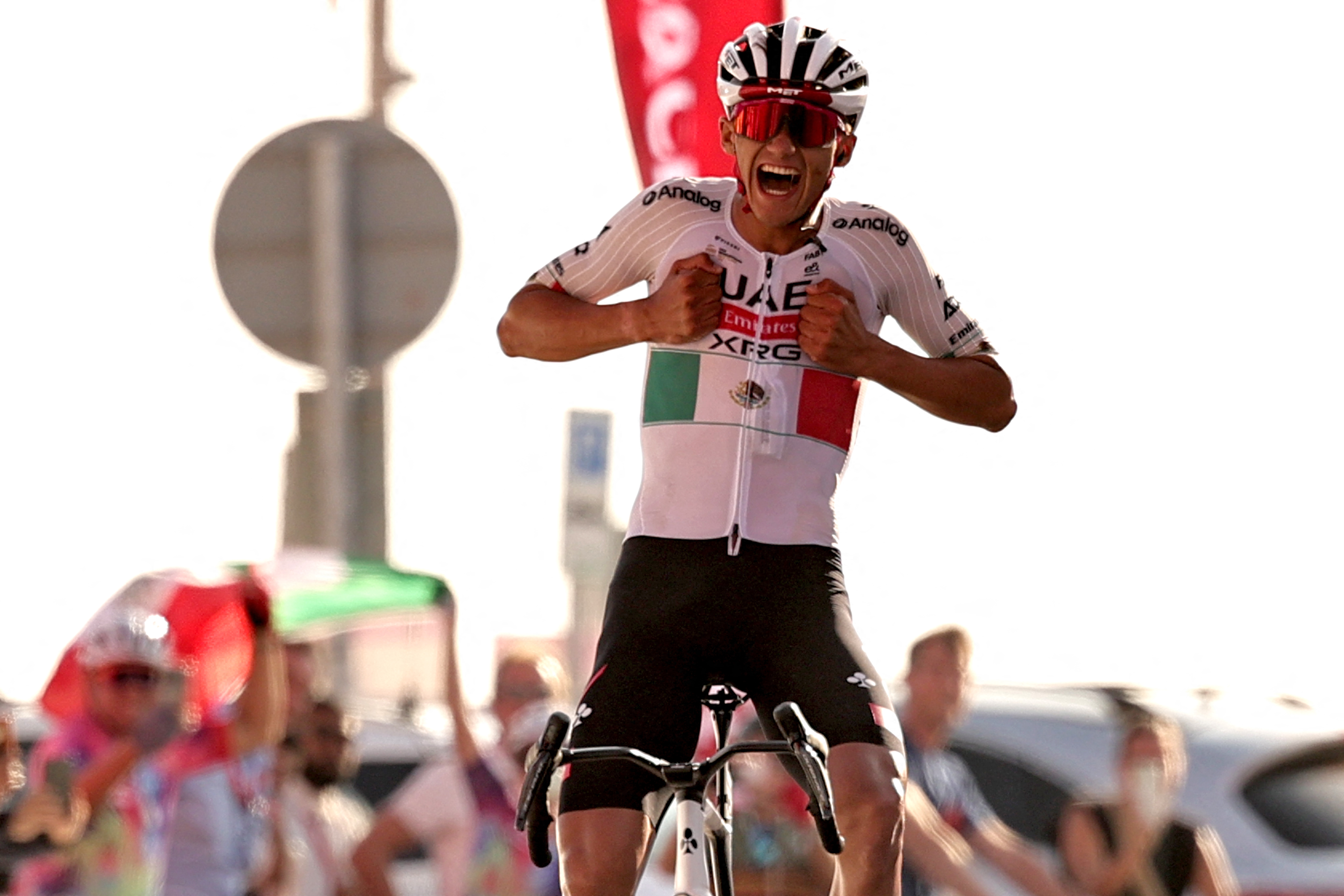 Isaac Del Toro ganó la etapa reina del UAE Tour y recuperó el liderato
