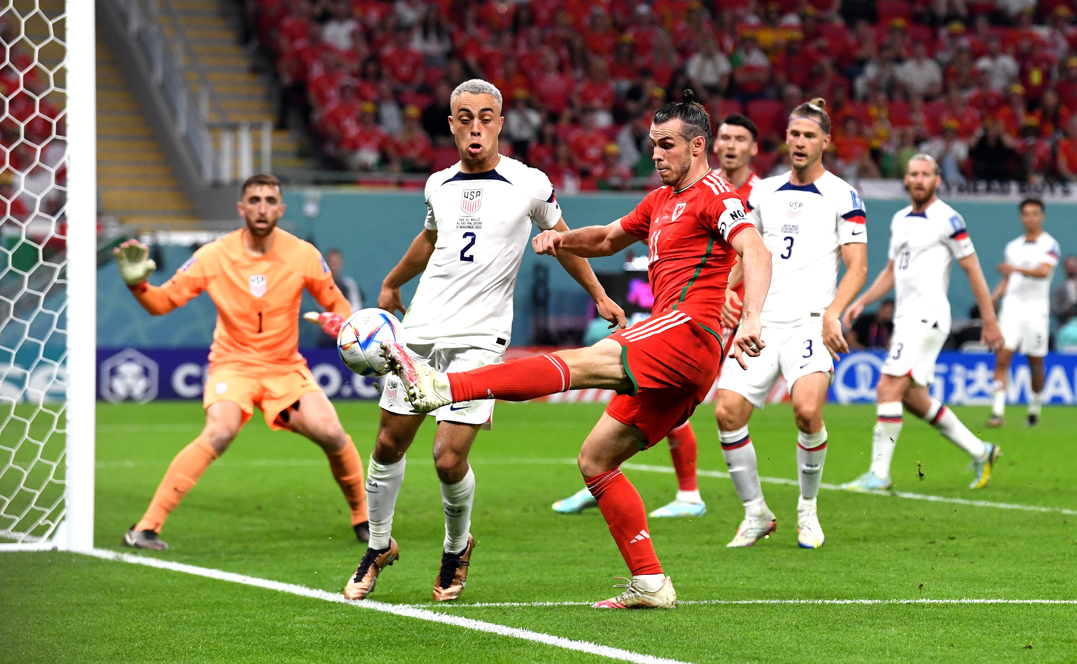 Doha (Qatar), 21/11/2022.- Gareth Bale of Wales tries to control the ball in front of Sergino Dest of the USA during the FIFA World Cup 2022 group B soccer match between the USA and Wales at Ahmad bin Ali Stadium in Doha, Qatar, 21 November 2022. (Mundial de Fútbol, Estados Unidos, Catar) EFE/EPA/Neil Hall