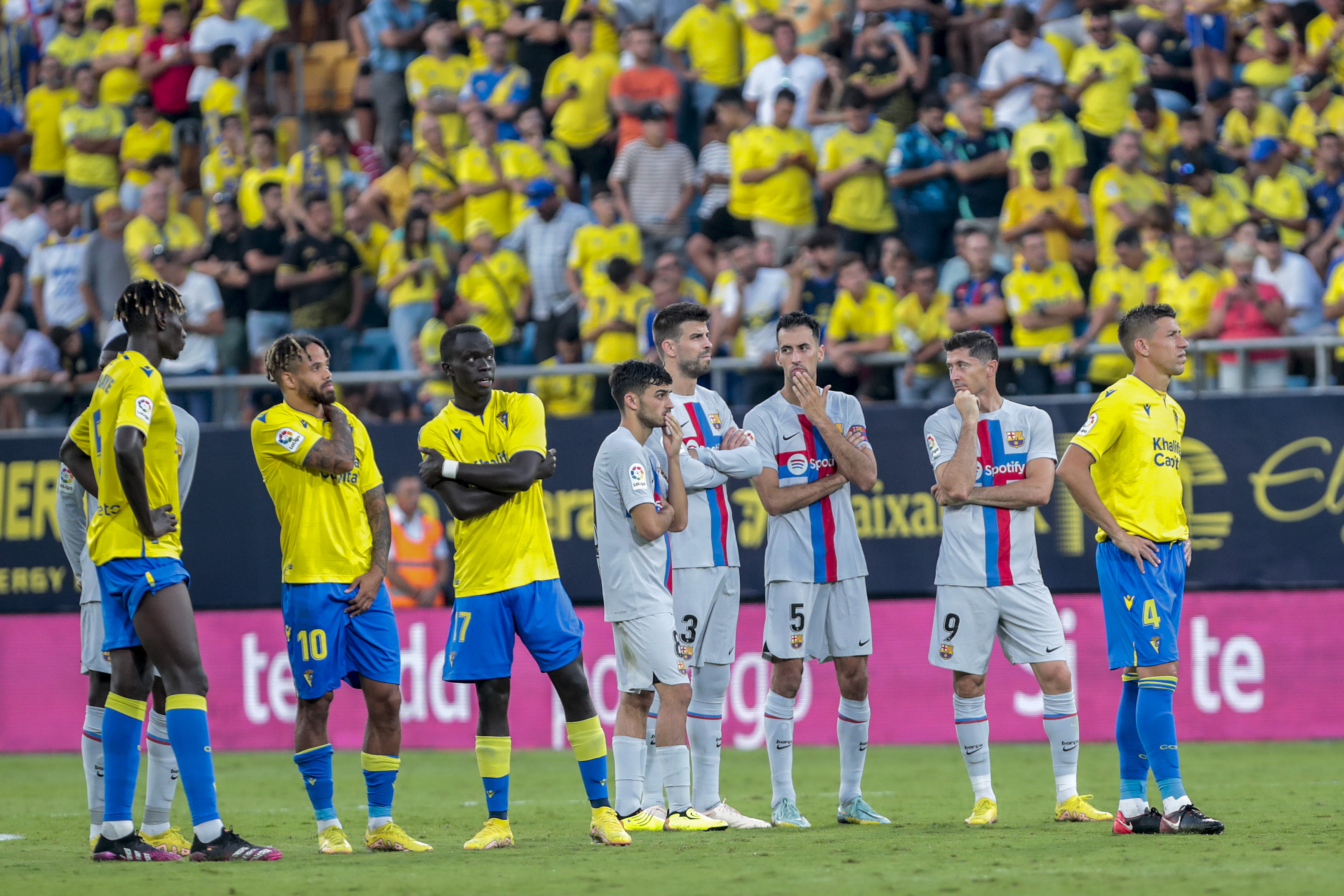 Tensión y preocupación en Cádiz vs. Barcelona por descompensación de un aficionado