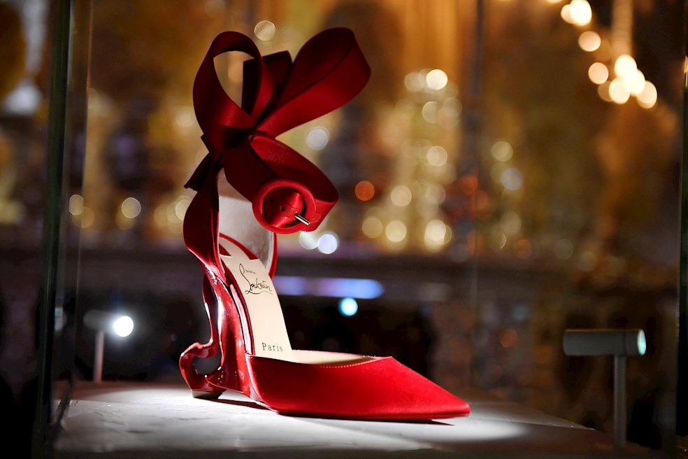 Su obsesión surgió con un cartel que mostraba un zapato con un tacón tachado en rojo, que Louboutin vio a los 10 años de edad al visitar el mismo museo que ahora acogerá su retrospectiva hasta el 26 de julio.La imagen decía que estaba prohibido usar tacones en este lugar para no dañar el piso de madera parquet.