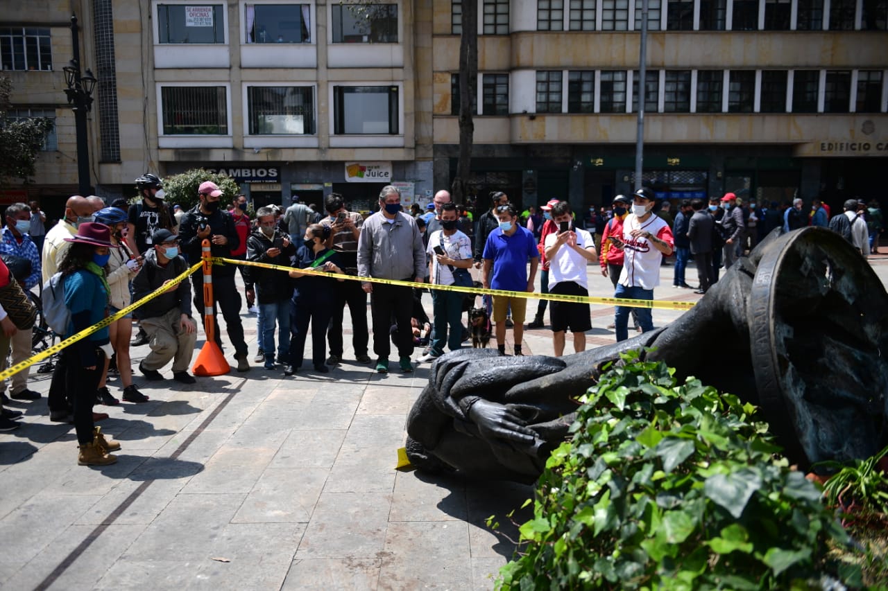 En horas de la mañana, después de que retiraran a los indígenas Misak del lugar, algunos bogotanos se acercaron a la plaza para celebrar la caída de la estatua.