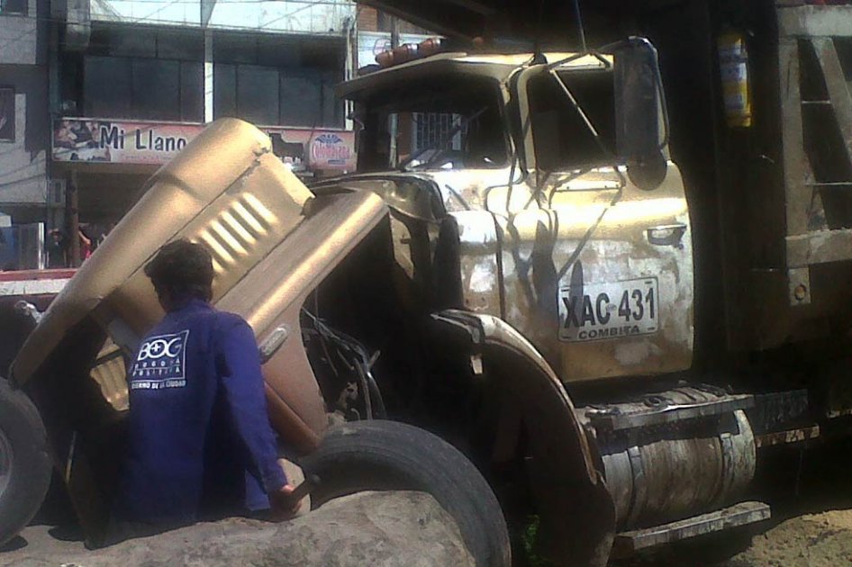 Tractocamión se queda sin frenos y causa accidente en Usme
