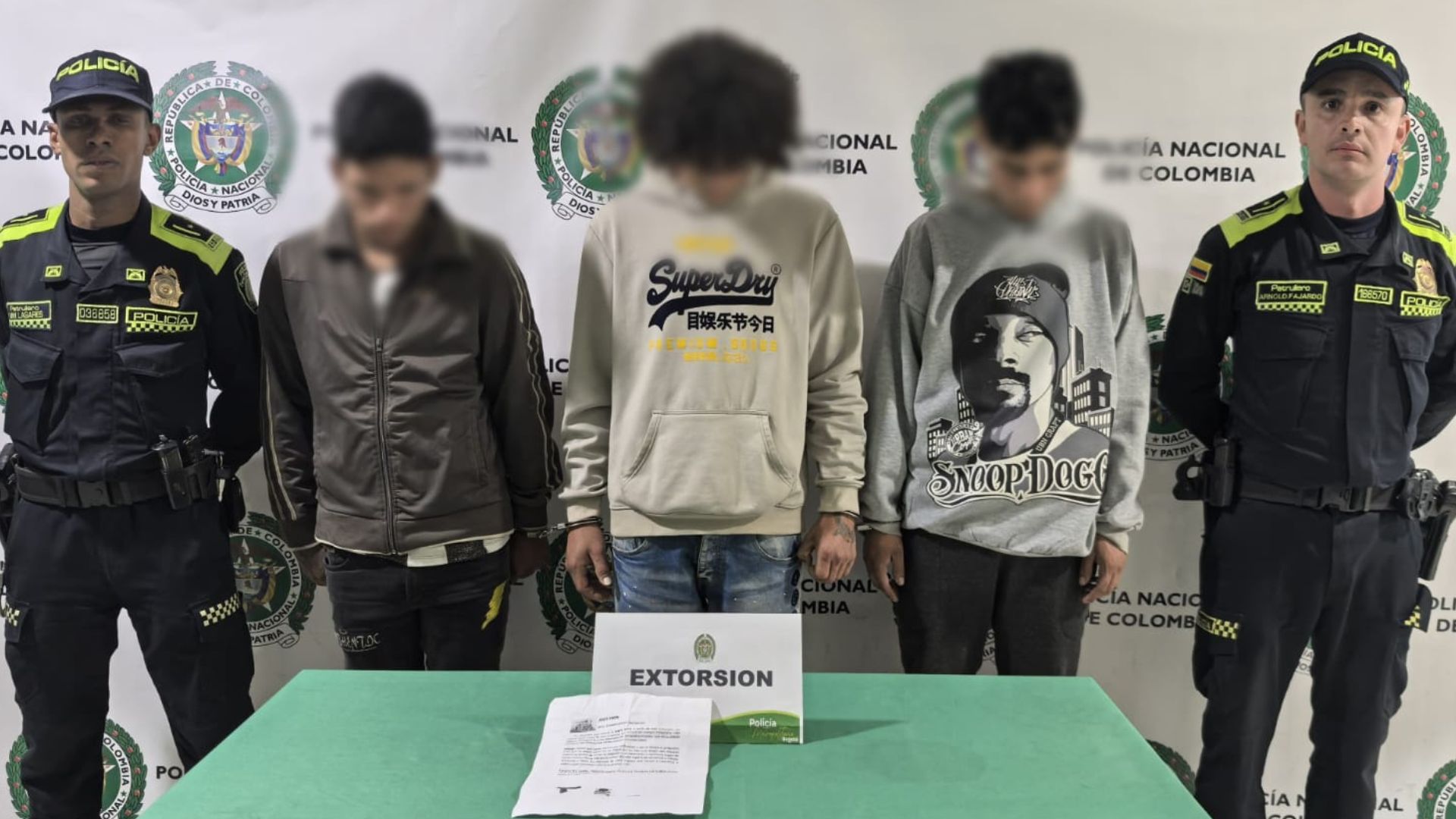 Capturados tres personas y un menor de edad cuando extorsionaban con panfletos