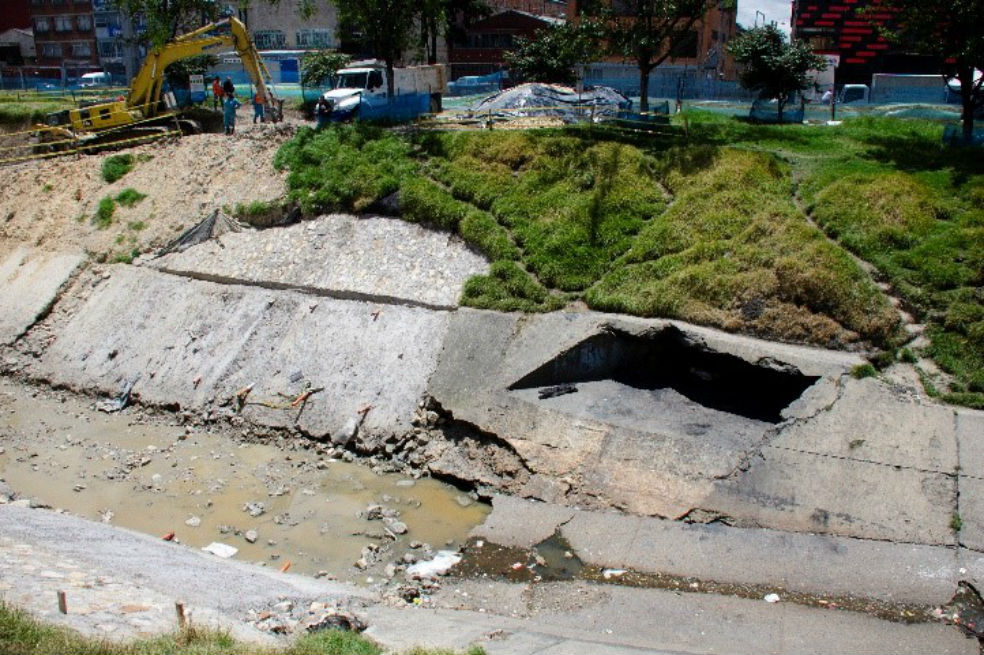 Intervienen puntos críticos de los canales Fucha y Comuneros, en Bogotá
