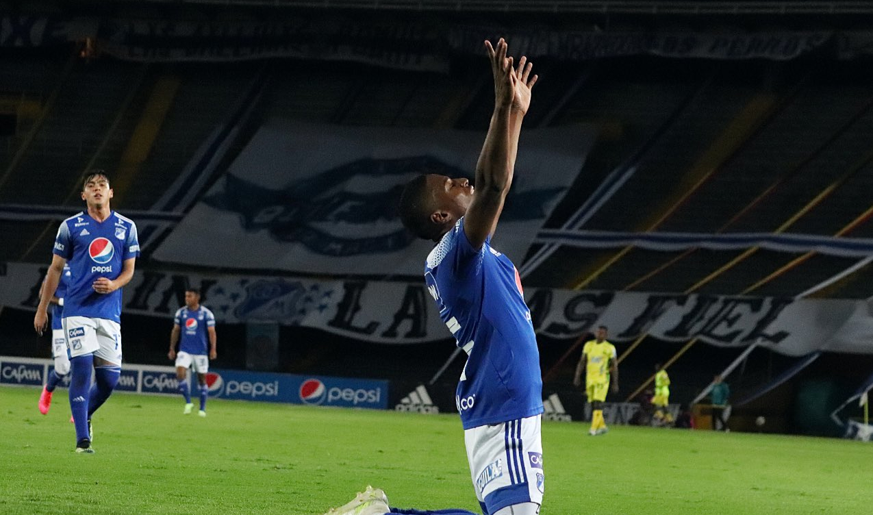 Emerson Rodríguez celebra el gol con el que Millonarios abrió el marcador.