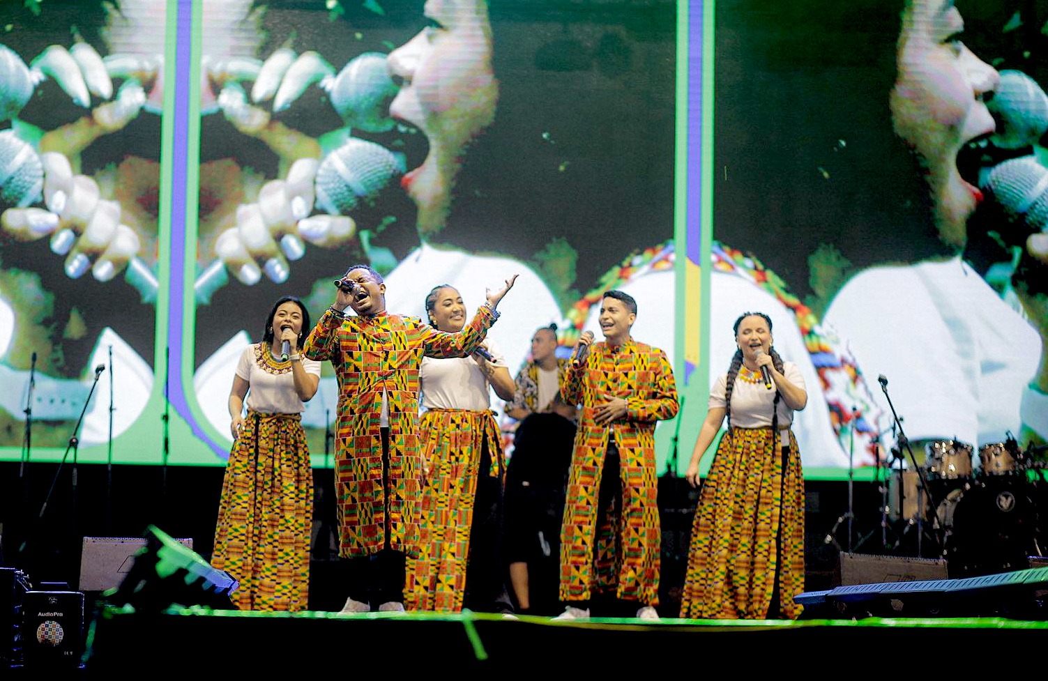 El Coro Sound Gospel fue uno de los invitados a la noche de imposición de banda a las candidatas.