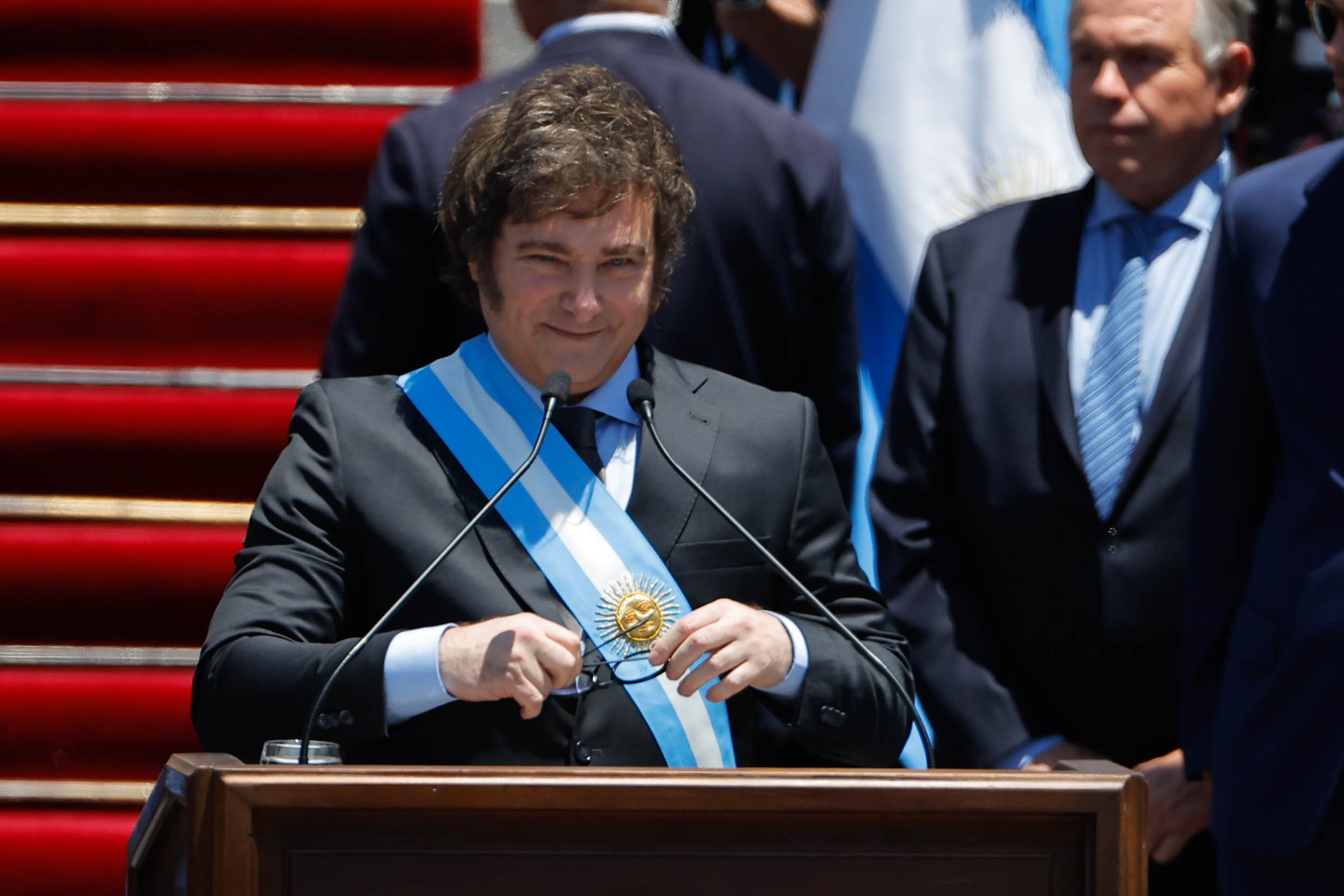 AME3458. BUENOS AIRES (ARGENTINA), 10/12/2023.-  El presidente electo de Argentina, Javier Milei, habla desde el Congreso de la Nación luego de jurar como próximo jefe de Estado del país suramericano por el período 2023-2027, hoy en Buenos Aires (Argentina). El economista libertario Javier Milei juró este domingo "por Dios y por la patria, sobre estos santos evangelios" como nuevo presidente de Argentina en el Congreso de la Nación, en Buenos Aires. Posteriormente, recibió la banda y el bastón presidenciales de manos del mandatario saliente, Alberto Fernández, quien le estrechó la mano y dijo unas breves palabras, tras lo cual salió del recinto. EFE/ Juan Ignacio Roncoroni