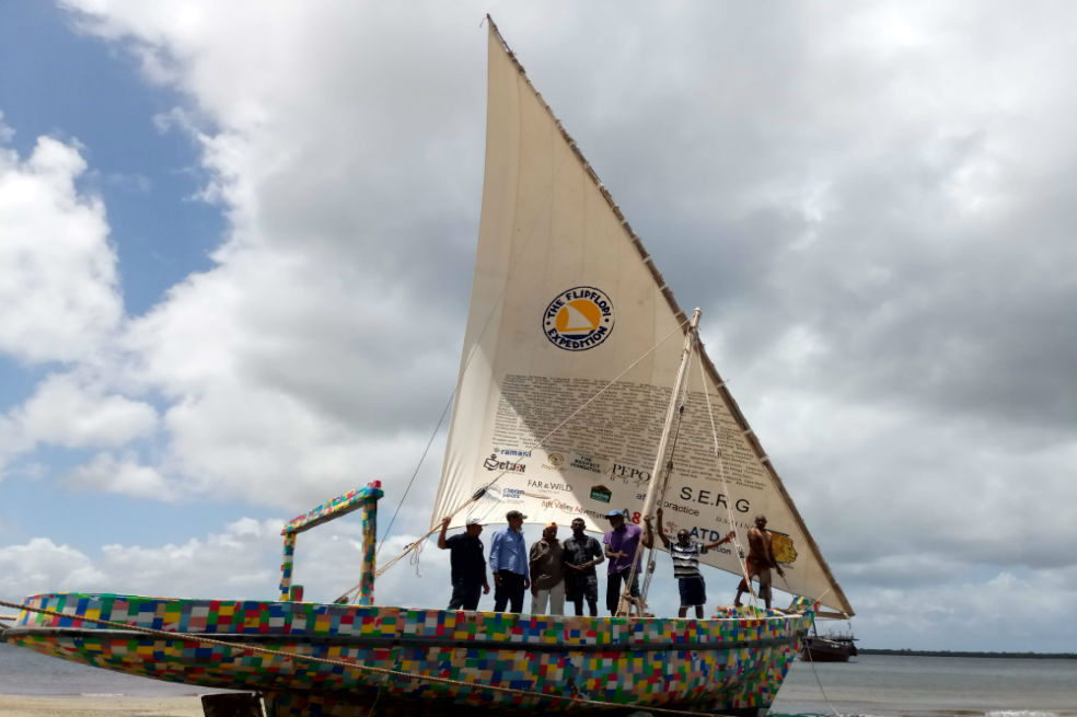 Zarpará el primer bote hecho con basura marina