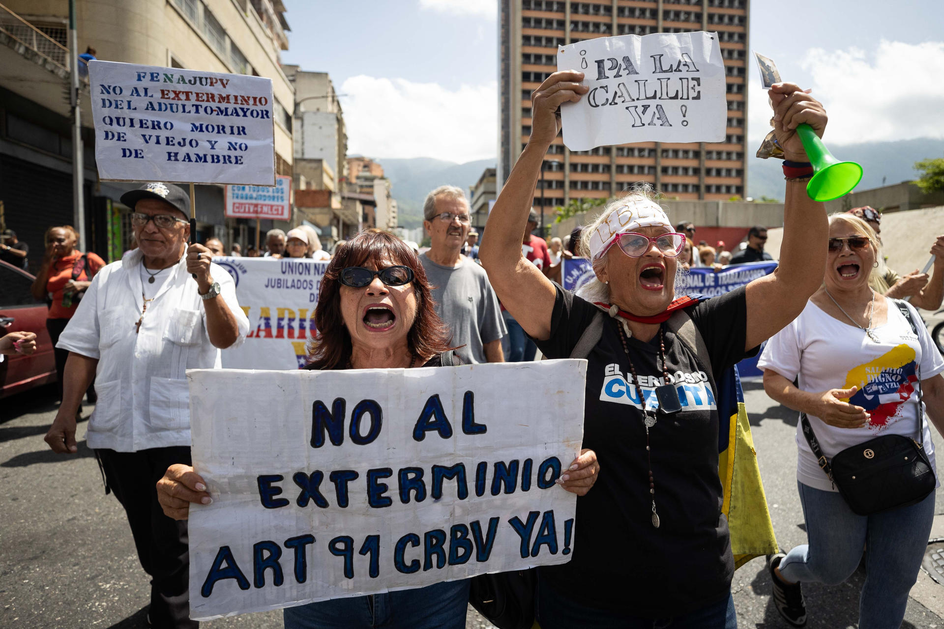 “Queremos morir de vejez, no de hambre”: el clamor de adultos mayores en Caracas