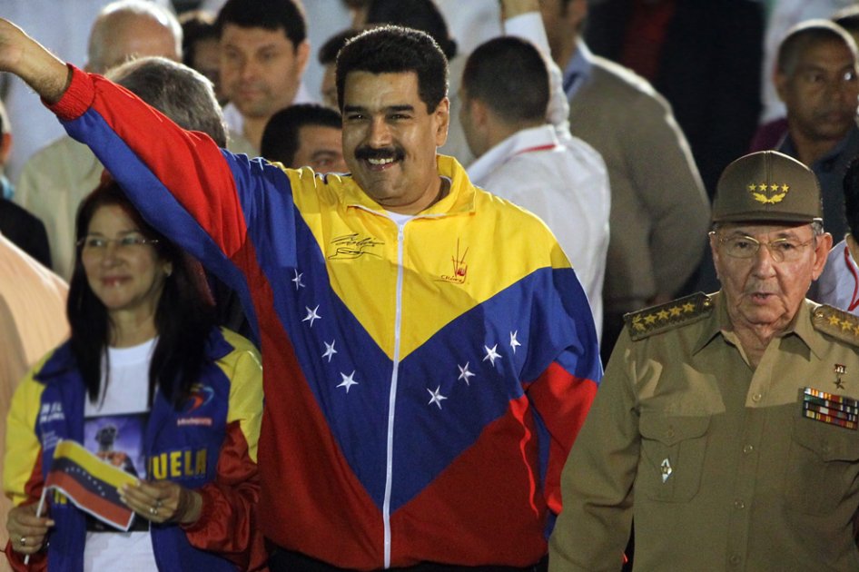 Los presidentes de Venezuela, Nicolás Maduro (i); su esposa, Cilia Flores; y el presidente de Cuba, Raúl Castro.