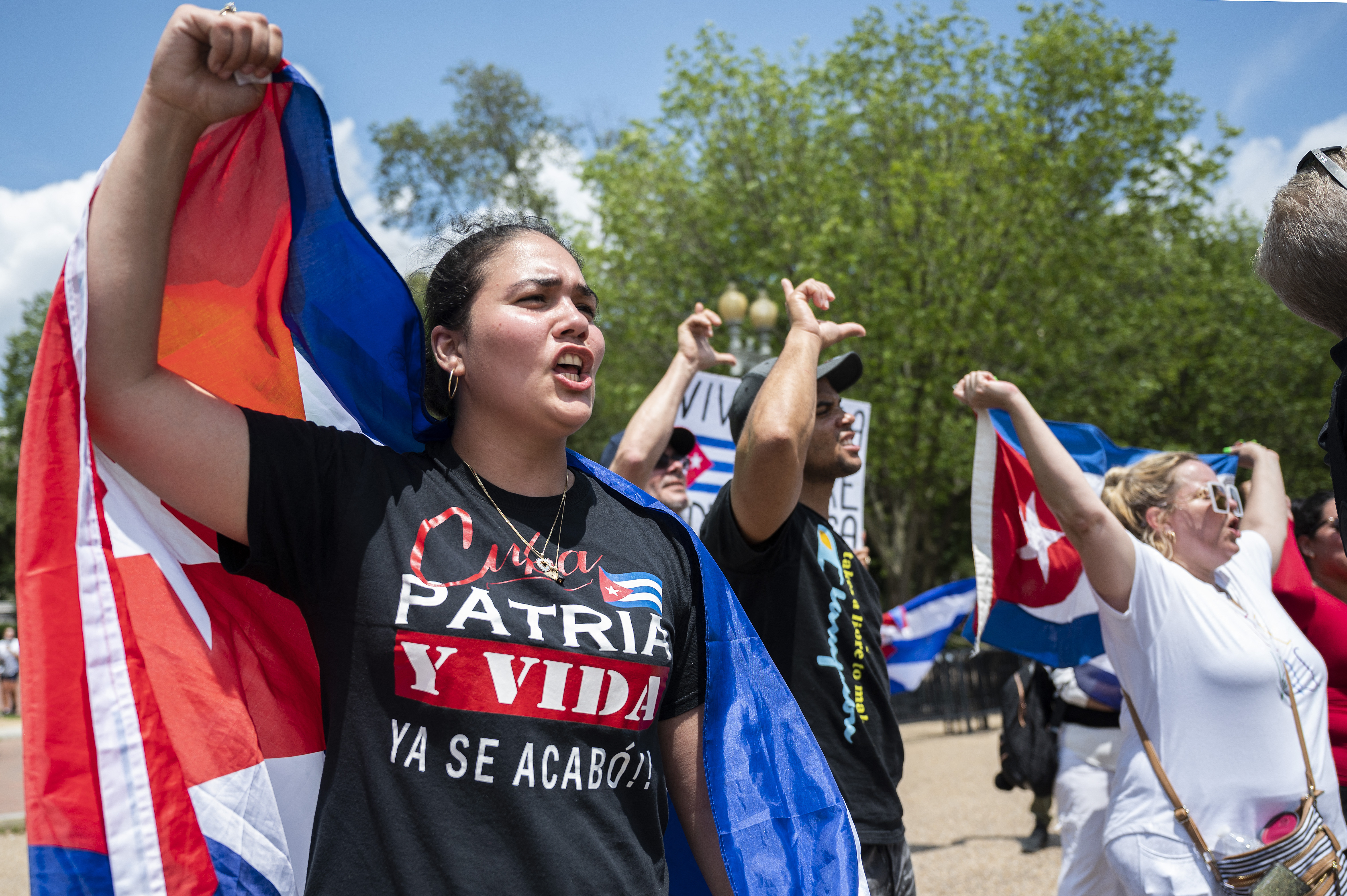 Agitando banderas cubanas y estadounidenses y gritando "¡Patria o Vida!", miles de cubanos protestaron en Miami y Washington DC en apoyo de las históricas protestas antigubernamentales en la isla comunista, que esperan auguren grandes cambios.