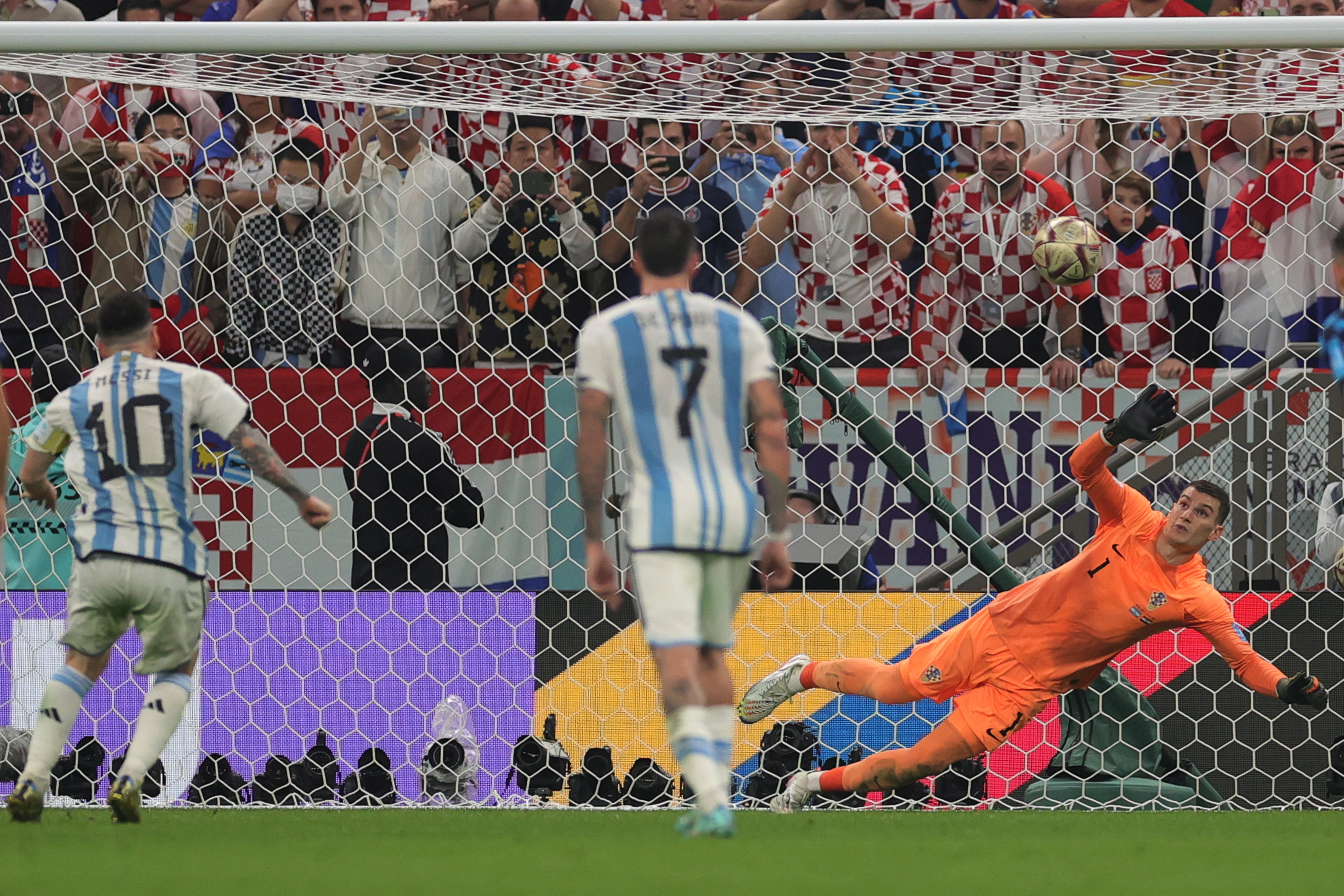 Lusail (Qatar), 13/12/2022.- Lionel Messi of Argentina (L) scores the 1-0 goal from the penalty spot against goalkeeper Dominik Livakovic (R) of Croatia during the FIFA World Cup 2022 semi final between Argentina and Croatia at Lusail Stadium in Lusail, Qatar, 13 December 2022. (Mundial de Fútbol, Croacia, Estados Unidos, Catar) EFE/EPA/Friedemann Vogel