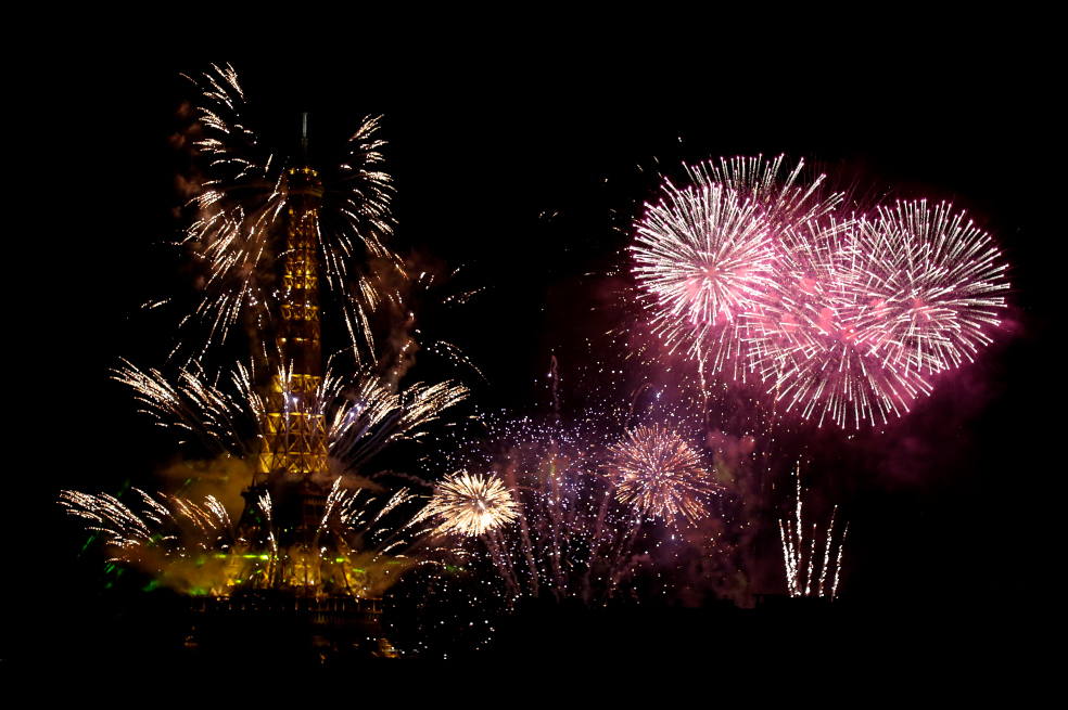 "El público no podrá estar en un amplio perímetro alrededor de la Torre Eiffel", ni asistir a un concierto organizado en los Campos de Marte que será "este año a puerta cerrada", anunciaron.