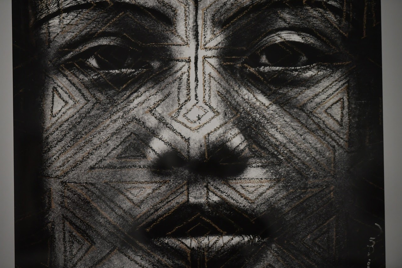 En esta obra de Ana González y Ruven Afanador presenta 50 fotografías intervenidas e impresas en diferentes técnicas.