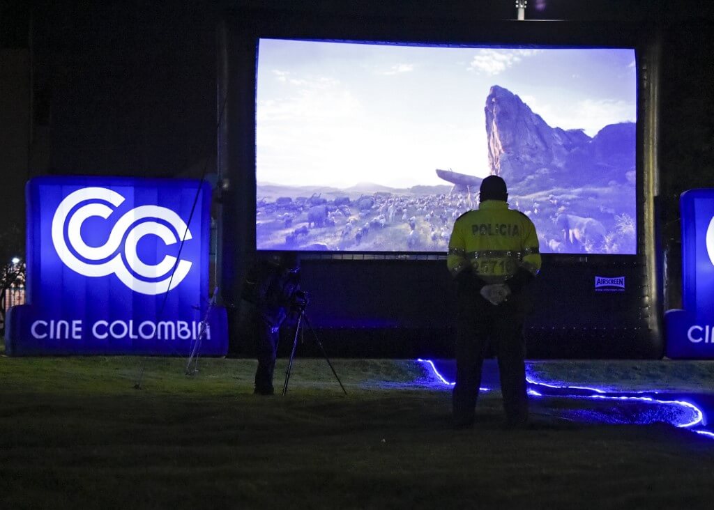 Cine Colombia adapta la «Ruta 90» para que la gente vea cine desde los balcones