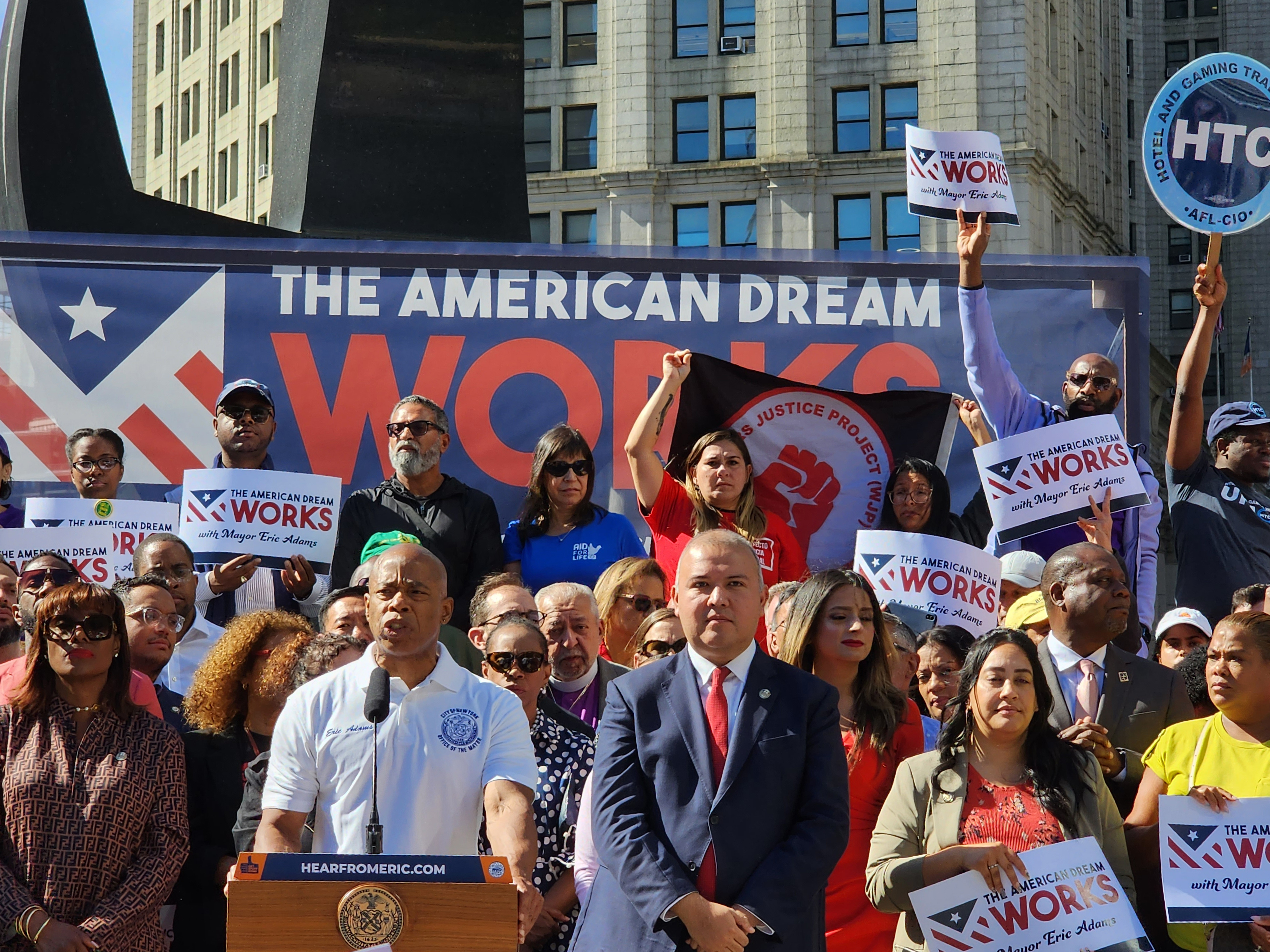 Nueva York pide que los migrantes reciban más rápido sus permisos de trabajo