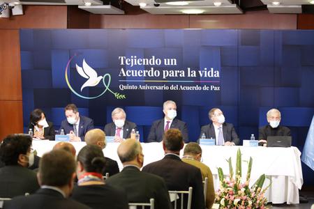 (De izquierda a derecha). Luz Marina Monzón, directora de la Unidad de Búsqueda de Personas Dadas por Desaparecidas; Carlos Ruiz Massieu, jefe de la Misión de Verificación de Naciones Unidas en Colombia; António Guterres, secretario general de la Organización de Naciones Unidas; Iván Duque Márquez, presidente de Colombia; Eduardo Cifuentes, presidente de la Jurisdicción Especial para la Paz; y Francisco de Roux, presidente de la Comisión para el Esclarecimiento de la Verdad, en la conmemoración oficial de los cinco años del Acuerdo de Paz, el 24 de noviembre de 2021, en Bogotá. / Comisión de la Verdad