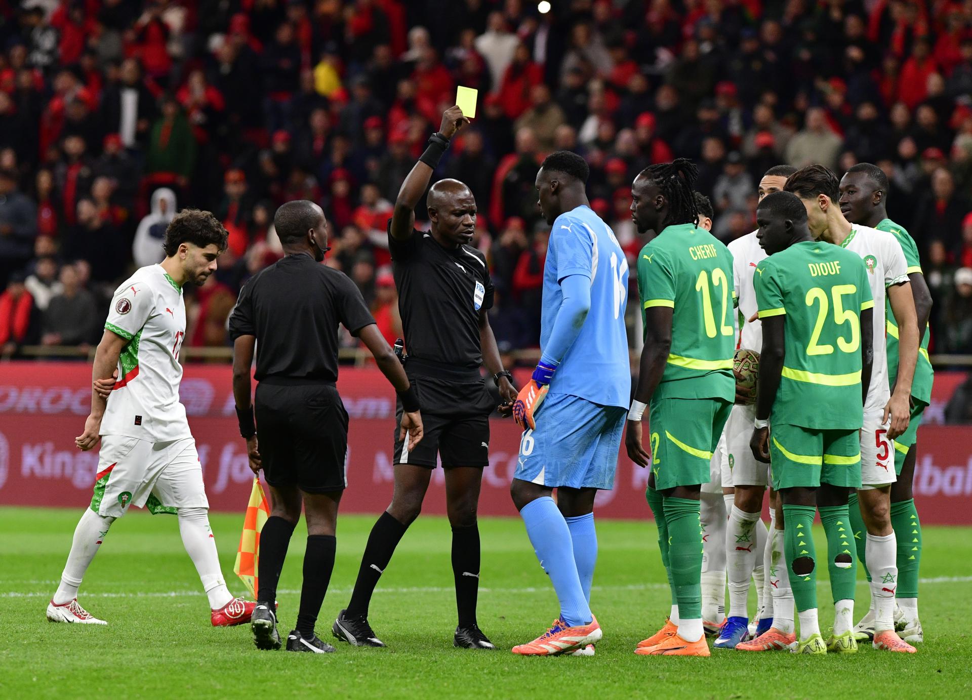 RABAT (Morocco), 18/01/2026.- Referee Jean-Jacques Ngambo Ndala gives a yellow card to goalkeeper Edouard Osoque Mend of Senegal during the CAF Africa Cup of Nations 2025 final match between Senegal and Morocco in Rabat, Morocco, 18 January 2026. (Marruecos) EFE/EPA/JALAL MORCHIDI
