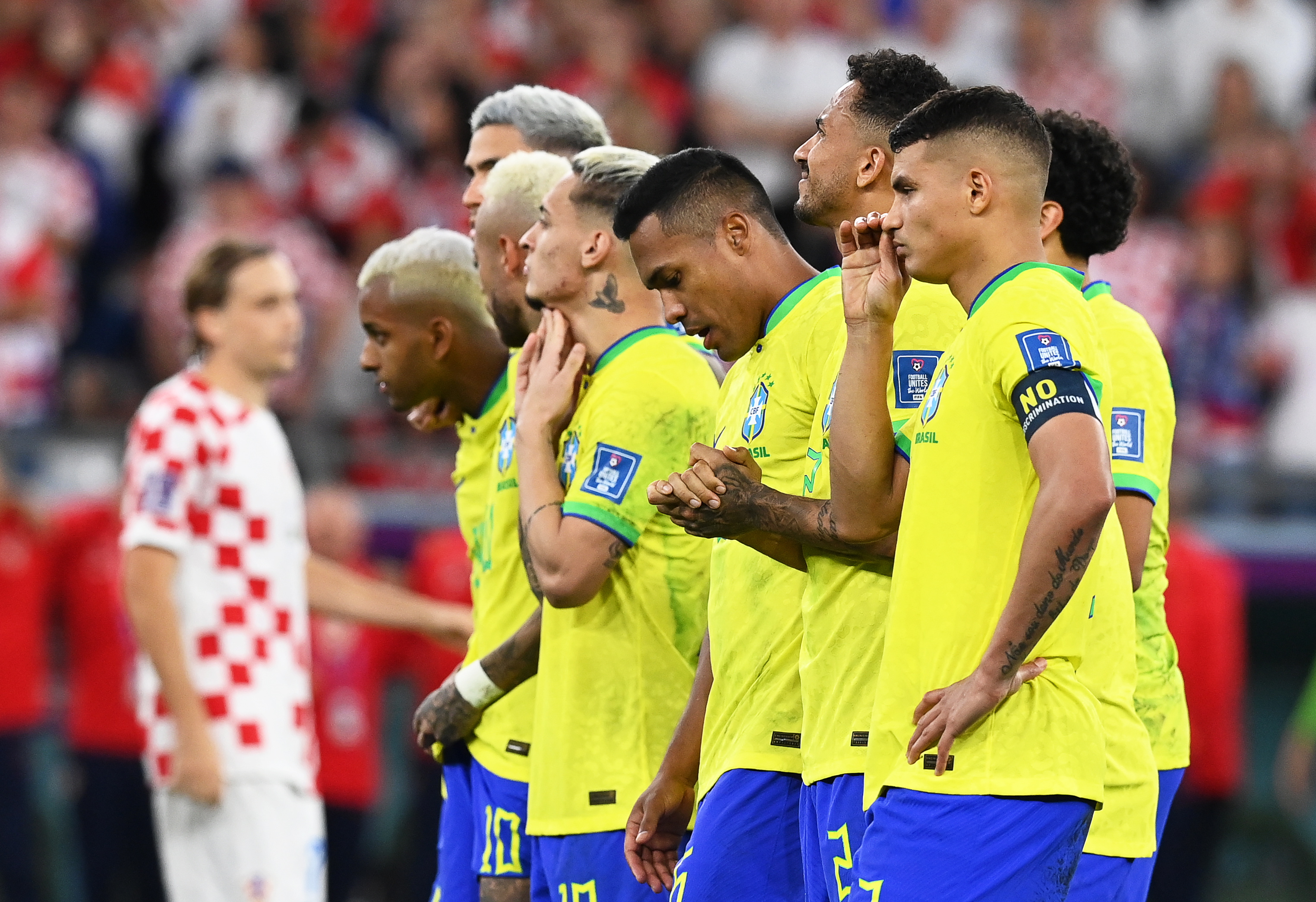 Doha (Qatar), 09/12/2022.- Players of Brazil react during the penalty shoot-out of the FIFA World Cup 2022 quarter final soccer match between Croatia and Brazil at Education City Stadium in Doha, Qatar, 09 December 2022. (Mundial de Fútbol, Brasil, Croacia, Catar) EFE/EPA/Georgi Licovski