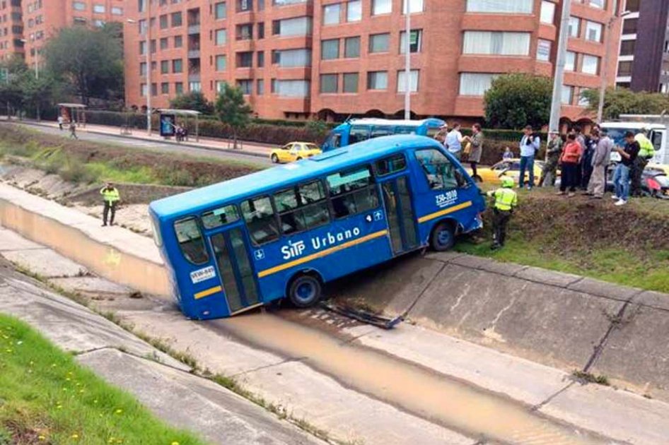 Bus del SITP con exceso de velocidad cayó a caño en el norte de Bogotá