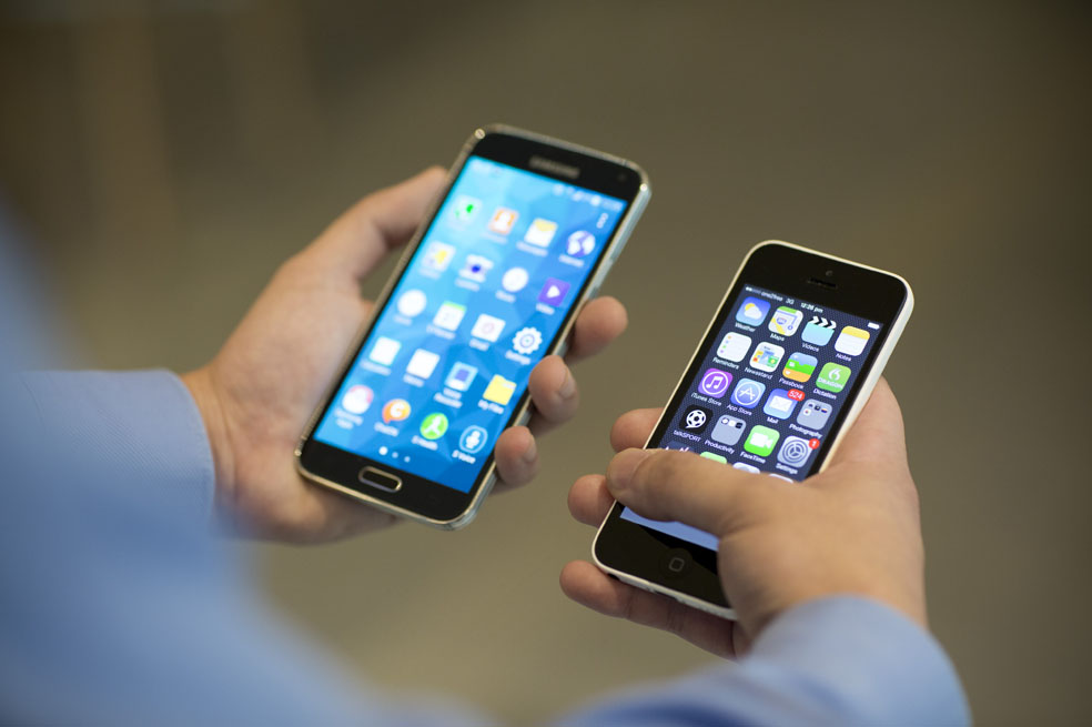 En el Día de Internet Seguro: ¿Los colombianos dan muy pronto celulares a sus hijos?