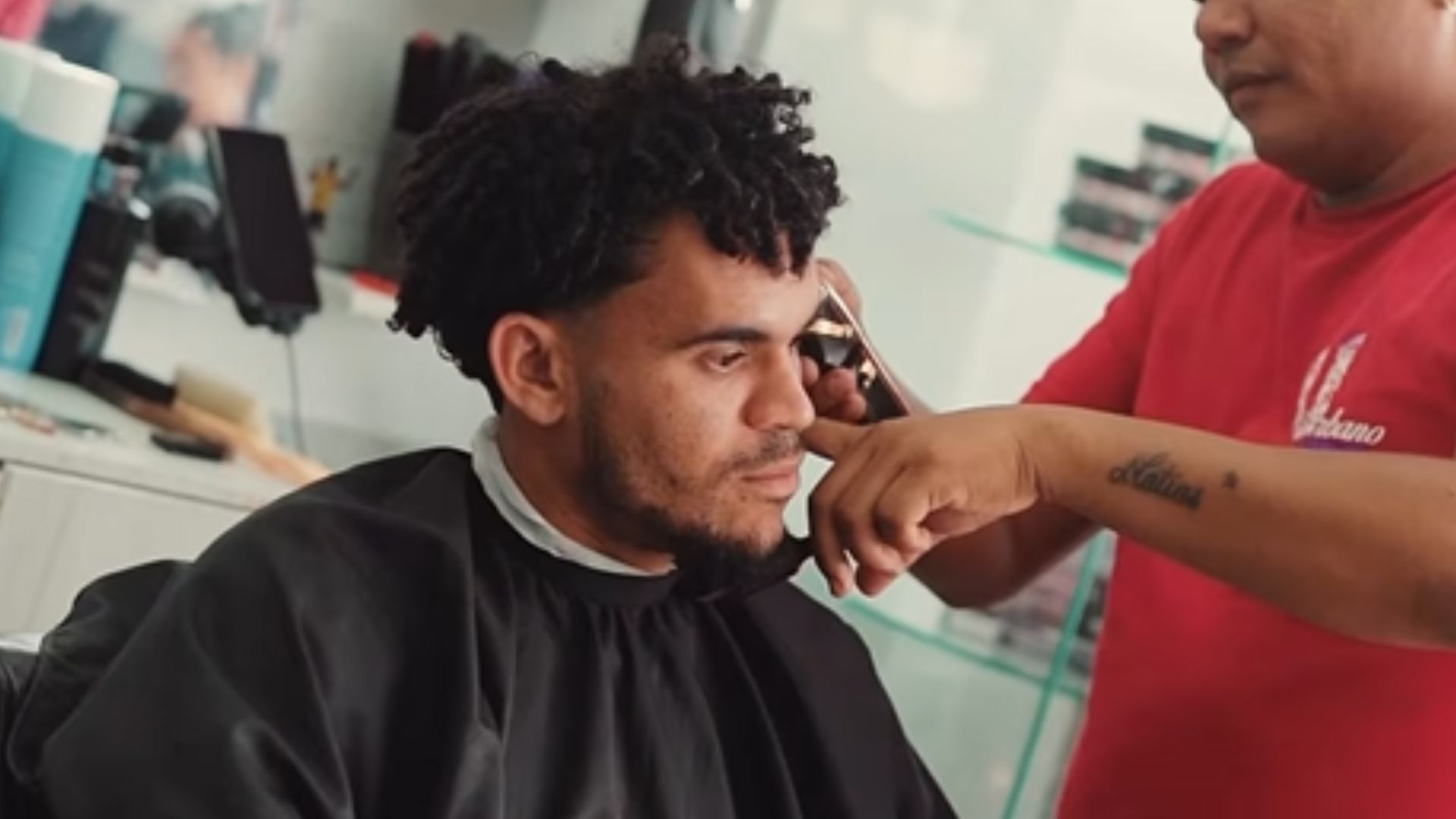 Luis Díaz llegó a barbería de Barranquilla y sorprendió a todos: “Qué humildad”