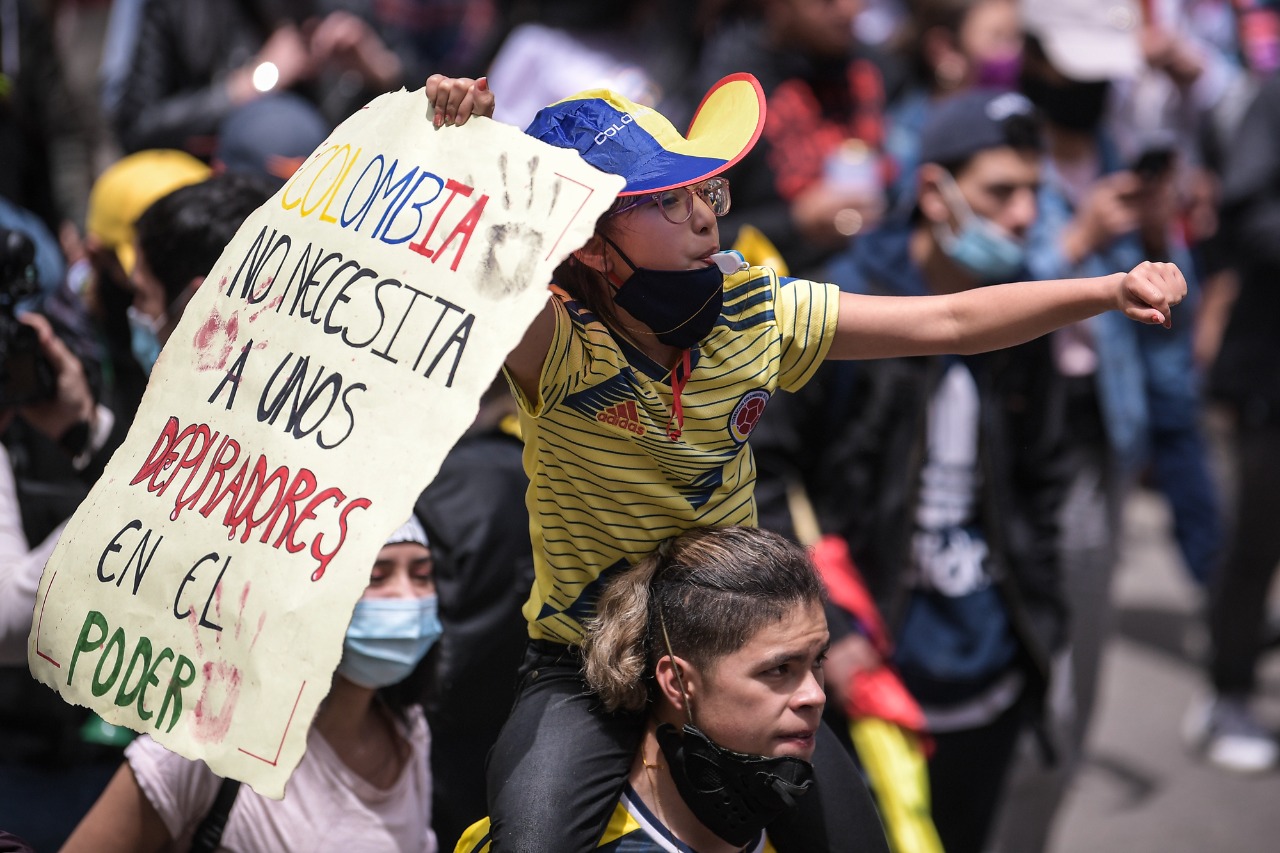 Durante esta jornada se han presentado lluvias, sin embargo, eso no ha impedido que los manifestantes continúen con las marchas.