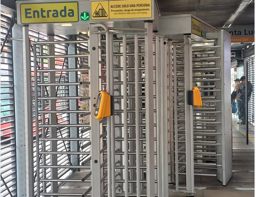 ¿Impopulares pero eficientes? El debate por las puertas ‘anticolados’ en Transmilenio