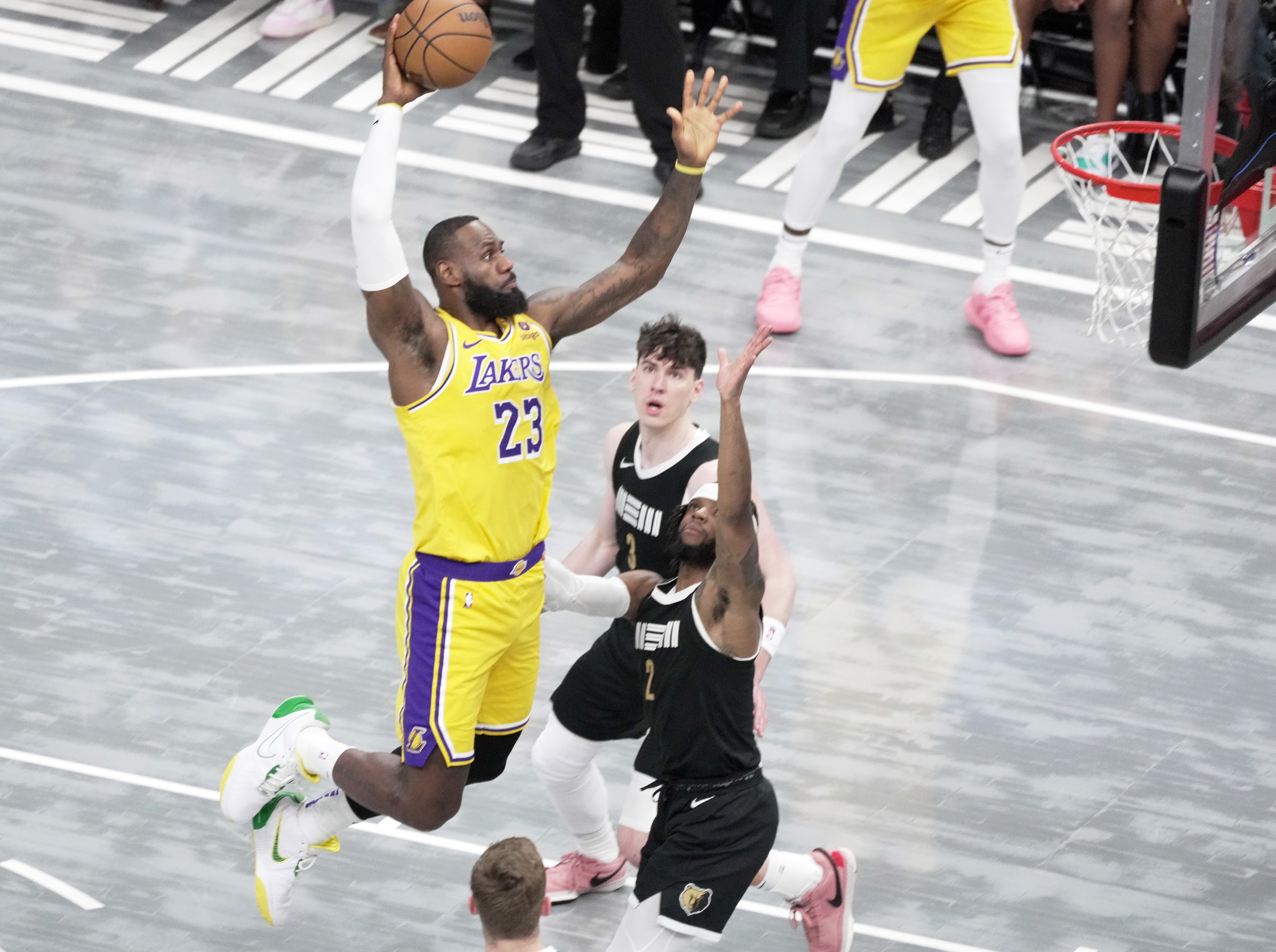 -FOTODELDÍA- AME7111. MEMPHIS (ESTADOS UNIDOS), 12/04/2024.- Lebron James de Lakers salta hacia la cesta este viernes, en un partido de baloncesto de la NBA entre Memphis Grizzlies y Los Ángeles Lakers en FedEx Forum en Memphis (EE.UU.). EFE/ Karen Pulfer Focht