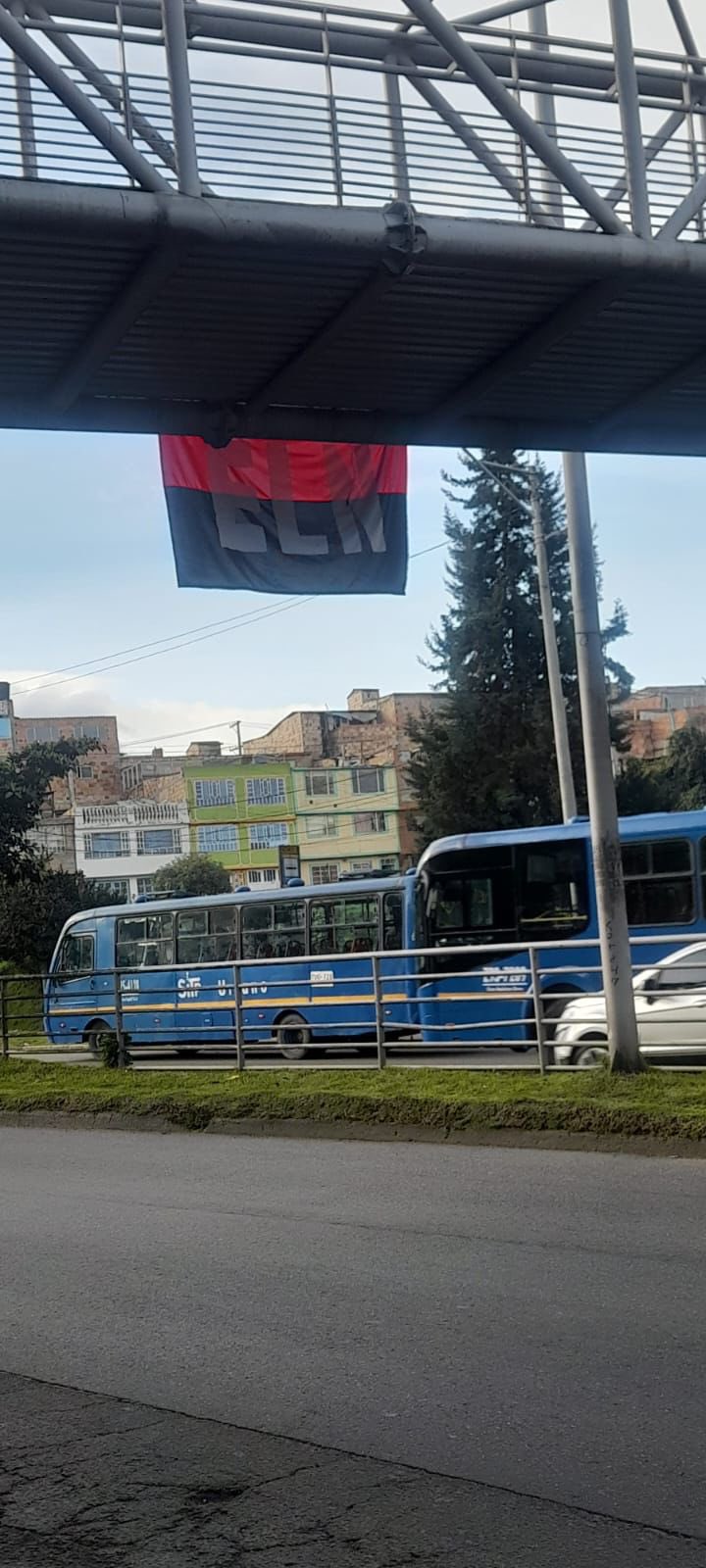 Consternación por una bandera del ELN colgada en puente peatonal de Usme