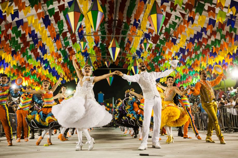 Festa JuninaEmbraturEl pernambucano Alceu Valença es uno de los músicos más reconocidos de Brasil, y ya lo era en 1979 cuando se instaló en París durante un año. Enamorado de la ciudad, volvería en 1986 para una gira artística y tuvo un encuentro casual con la actriz Jacqueline Bisset, para el momento una de las grandes estrellas del cine europeo. Impresionado, Valença le rendiría homenaje a su musa casual ubicándola en la playa más céntrica de Recife, Boa Viagem, y comparando sus ojos azules con los del cielo de un domingo tropical.