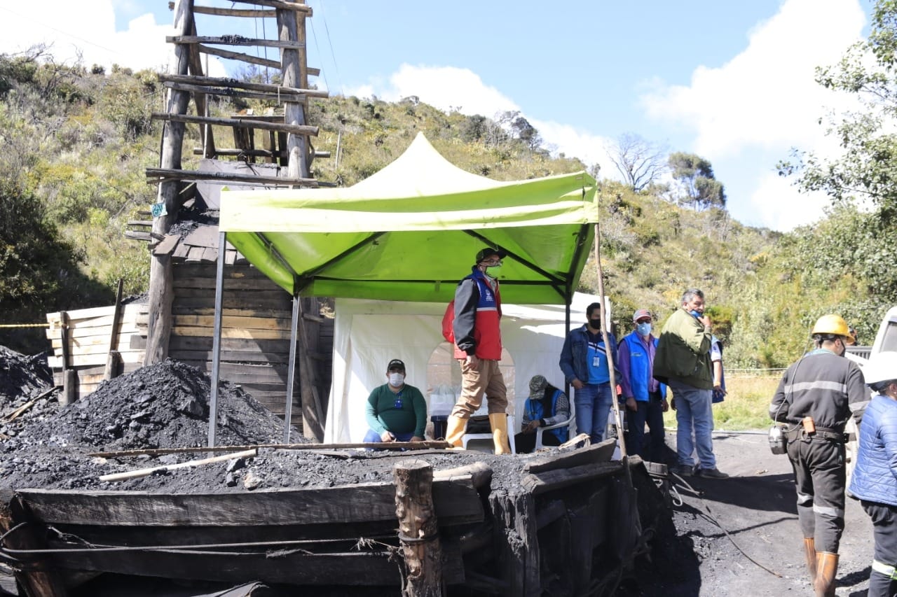 Asimismo, otros mineros se han unido como voluntarios a apoyar las labores de rescate de sus compañeros.