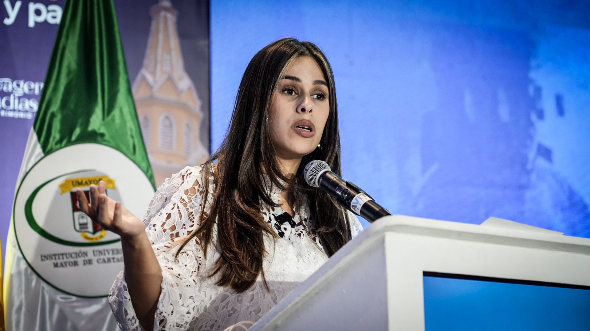 Presidente Petro pide a embajada ayudar a congresista cuyo hijo fue retenido por ICE